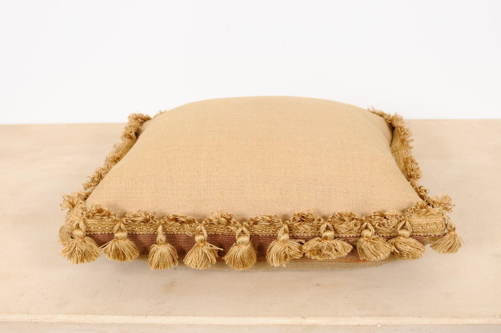 Cuscino ad arazzo Aubusson francese del XIX secolo con rose e nappe in vendita 4