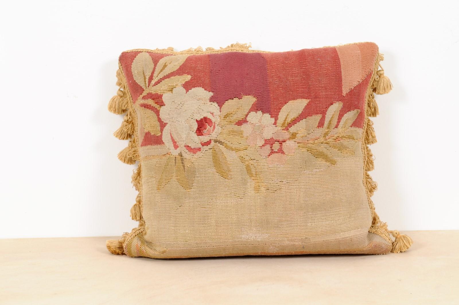 Cuscino francese realizzato con arazzo Aubusson del XIX secolo, con decorazioni di rose e nappe. Realizzato con uno squisito arazzo creato nel XIX secolo nella Aubusson Manufacture, situata nella Francia centrale, questo cuscino è ornato da due rose