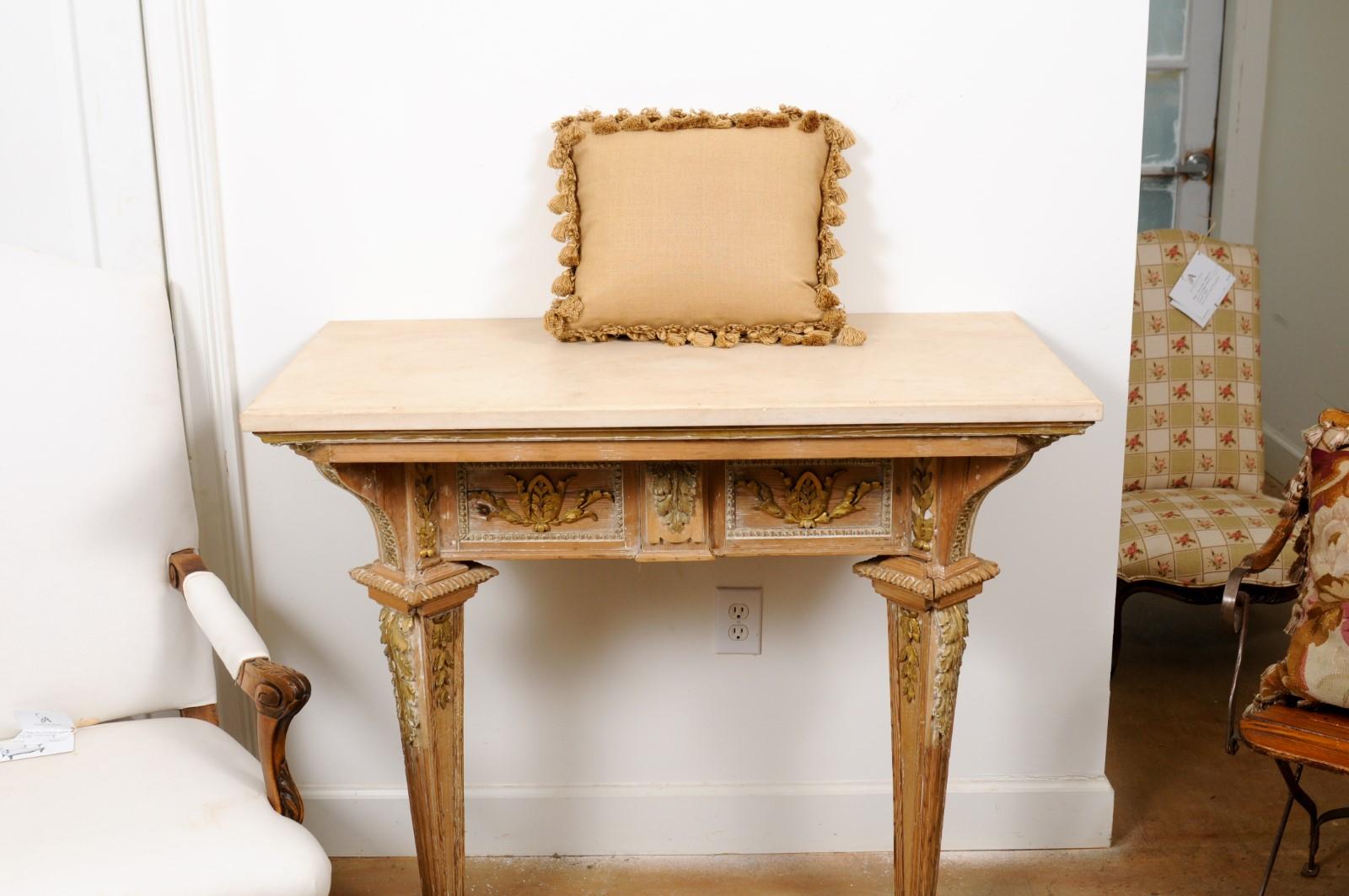 Francese Cuscino ad arazzo Aubusson francese del XIX secolo con rose e nappe in vendita