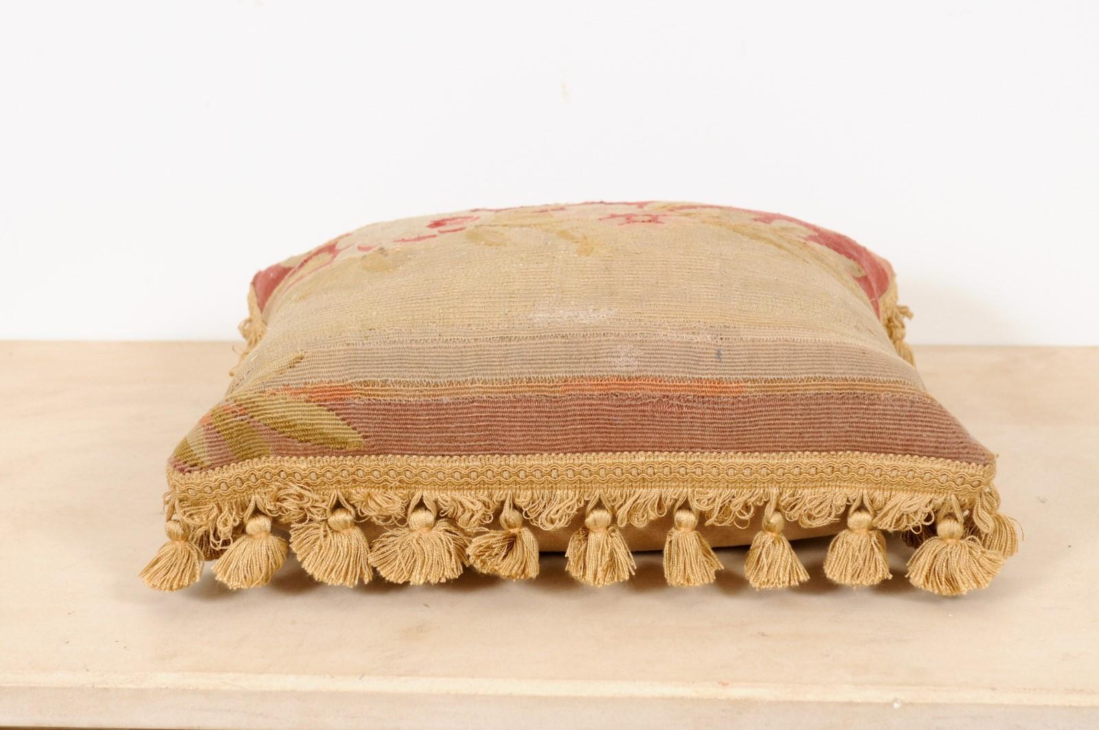 Arazzo Cuscino ad arazzo Aubusson francese del XIX secolo con rose e nappe in vendita