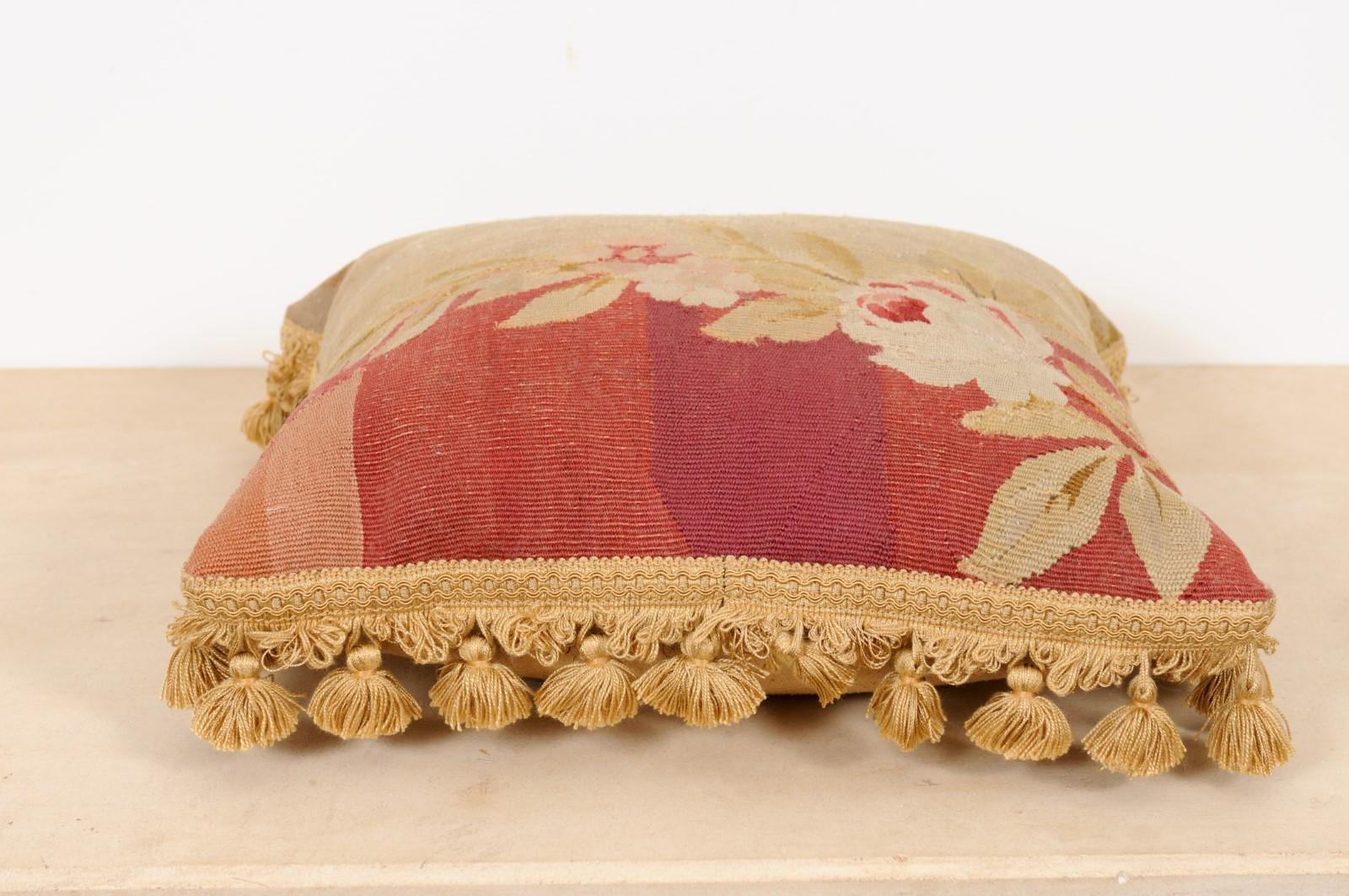 Cuscino ad arazzo Aubusson francese del XIX secolo con rose e nappe in vendita 1