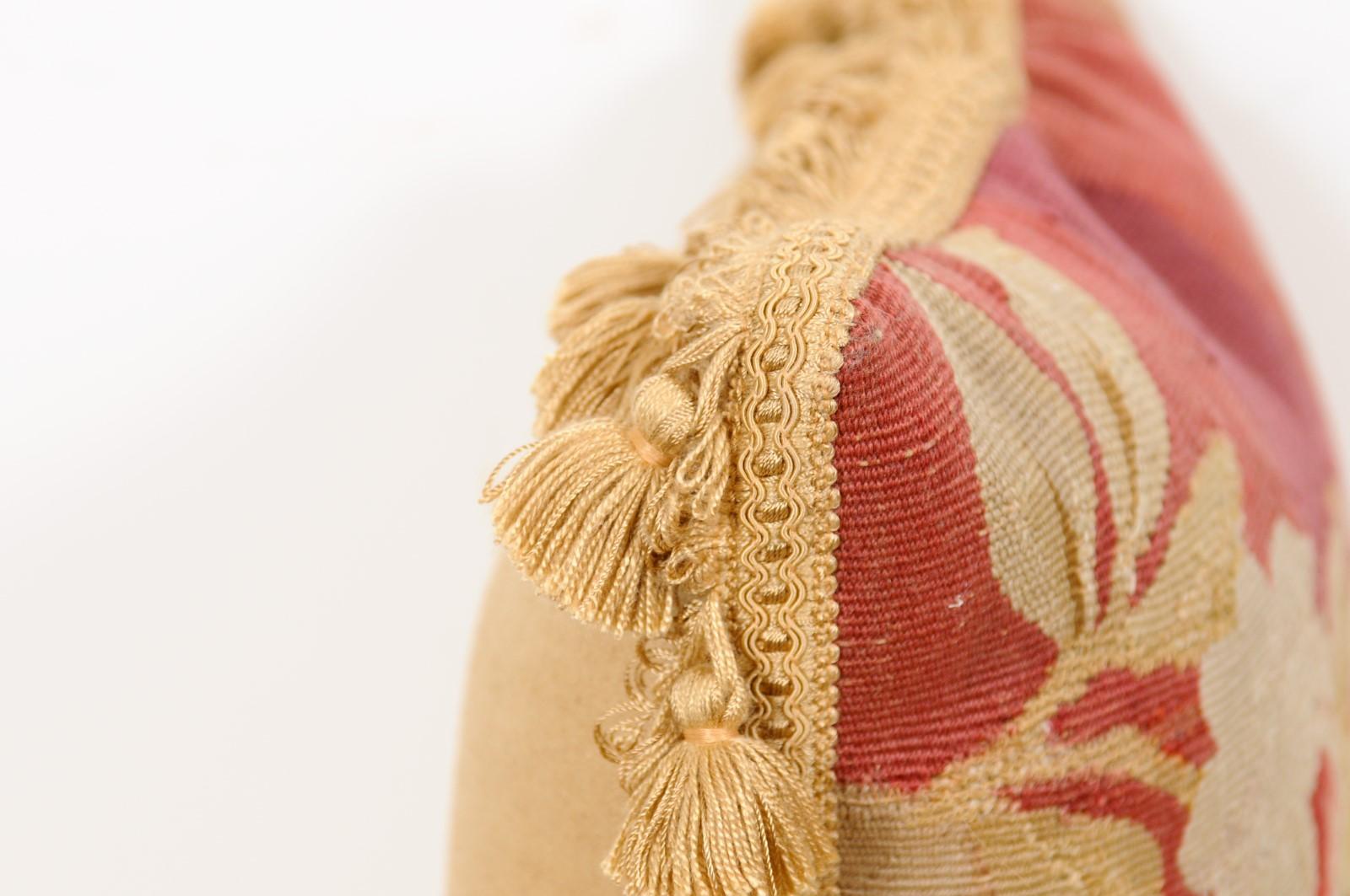 Cuscino ad arazzo Aubusson francese del XIX secolo con rose e nappe in vendita 3