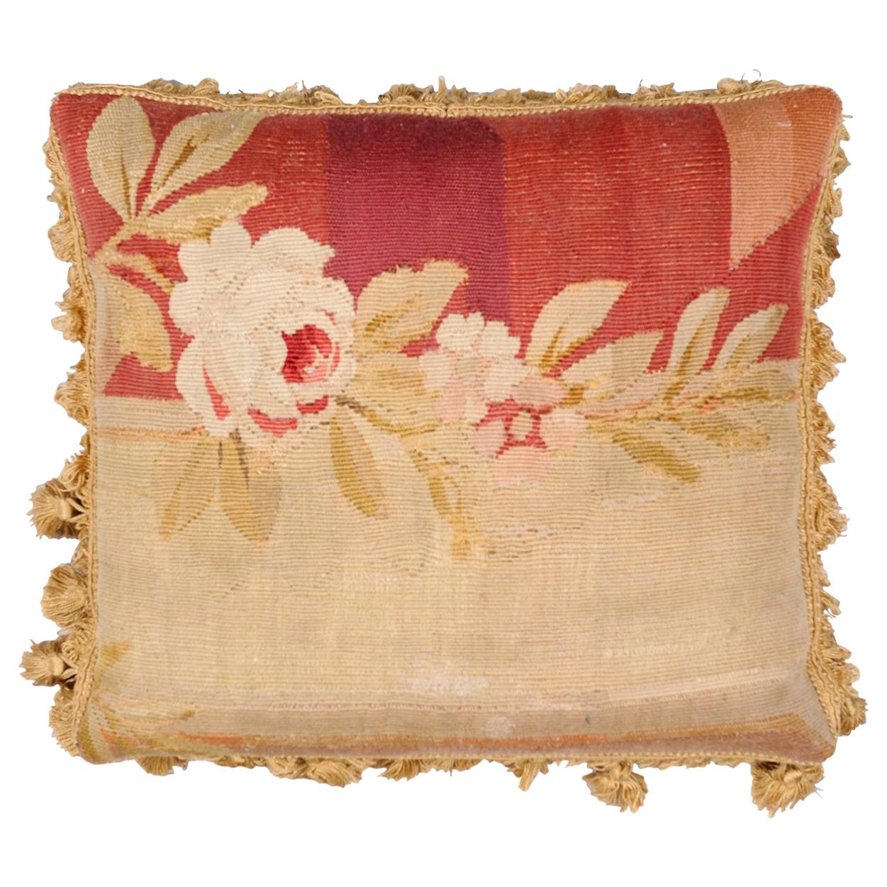 Cuscino ad arazzo Aubusson francese del XIX secolo con rose e nappe