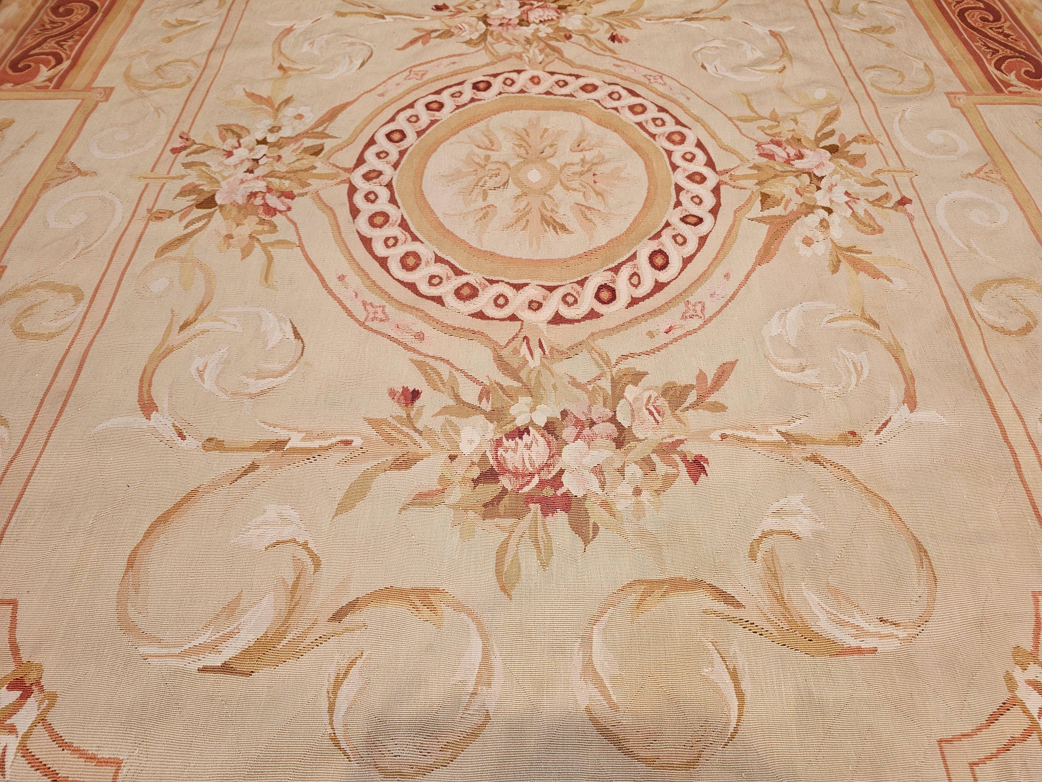 Tappeto francese ad arazzo Aubusson del XIX secolo in verde pallido, avorio, rosa, marrone e marrone scuro in vendita 5