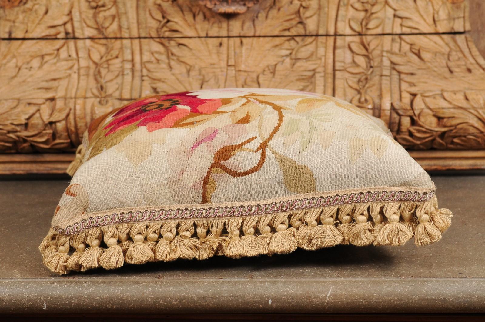 Französisches Aubusson-Webteppich-Kissen des 19. Jahrhunderts mit Blumendekor und Quasten im Angebot 6