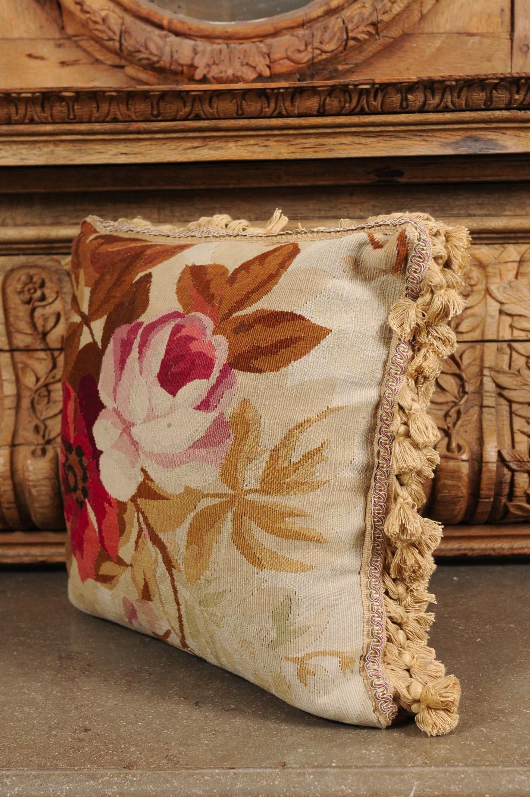 Französisches Aubusson-Webteppich-Kissen des 19. Jahrhunderts mit Blumendekor und Quasten im Angebot 3