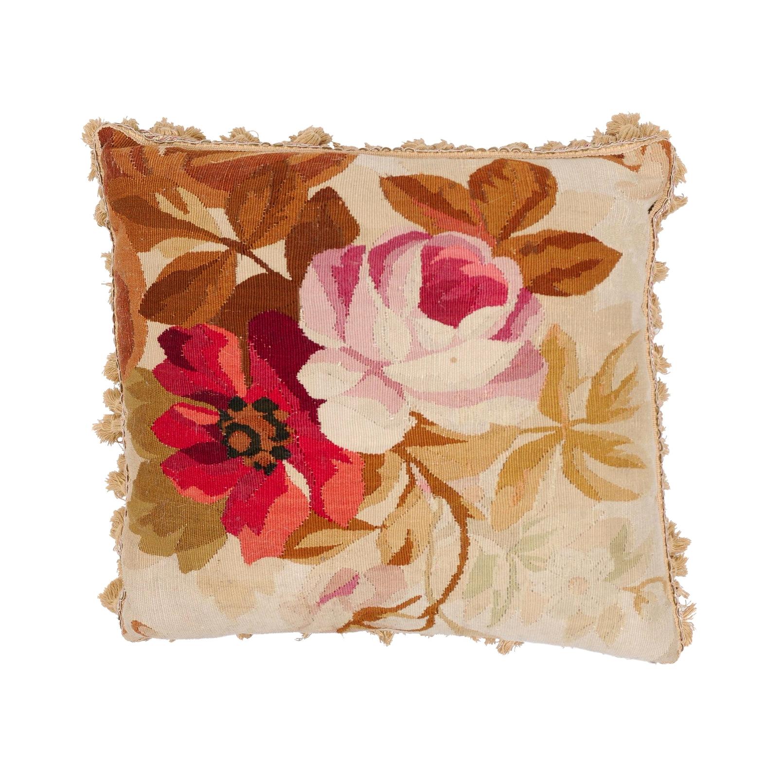 Cuscino francese del XIX secolo in arazzo Aubusson con decori floreali e nappe