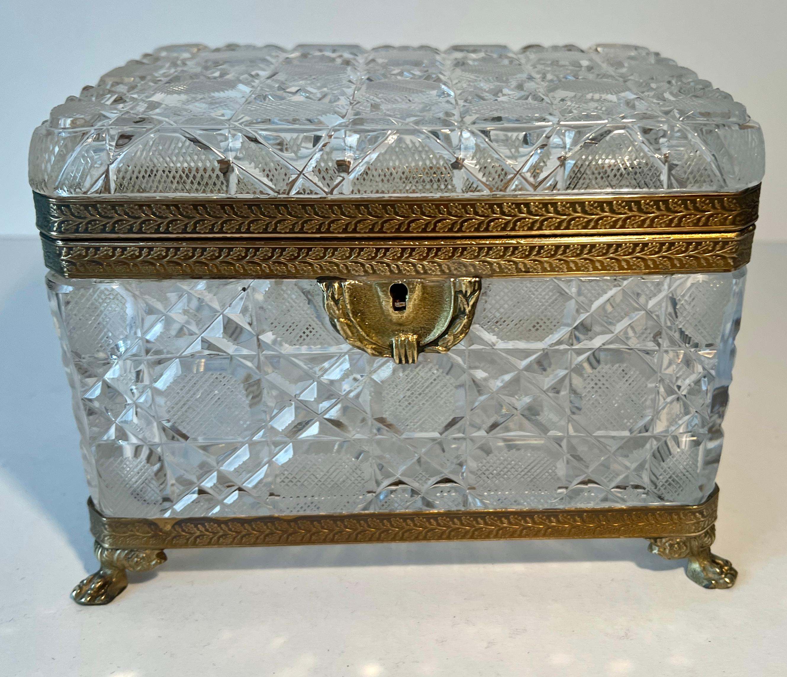 Cofre para joyas Baccarat francés del siglo XIX con detalles en bronce dorado Francés en venta