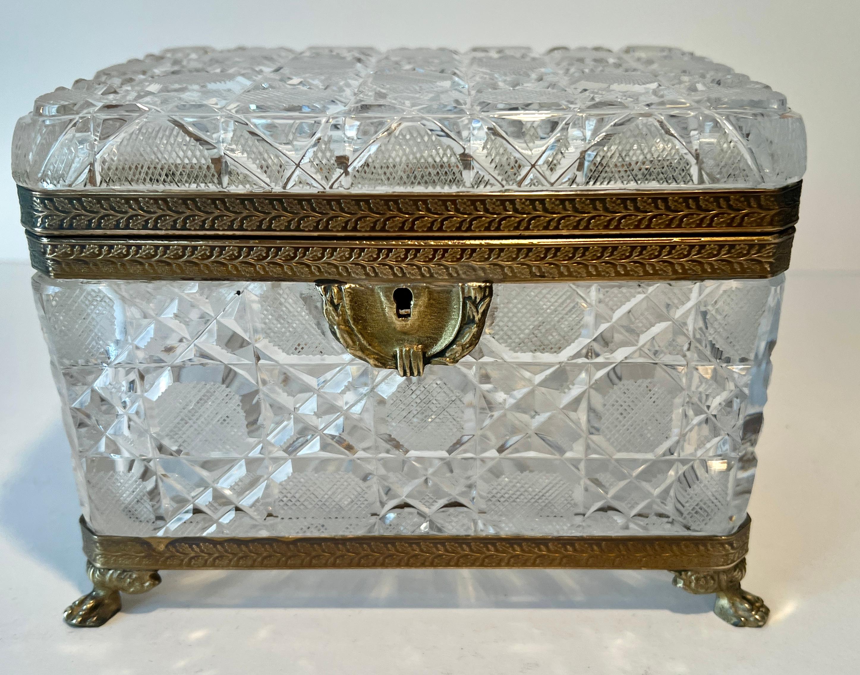 Cofre para joyas Baccarat francés del siglo XIX con detalles en bronce dorado Dorado en venta