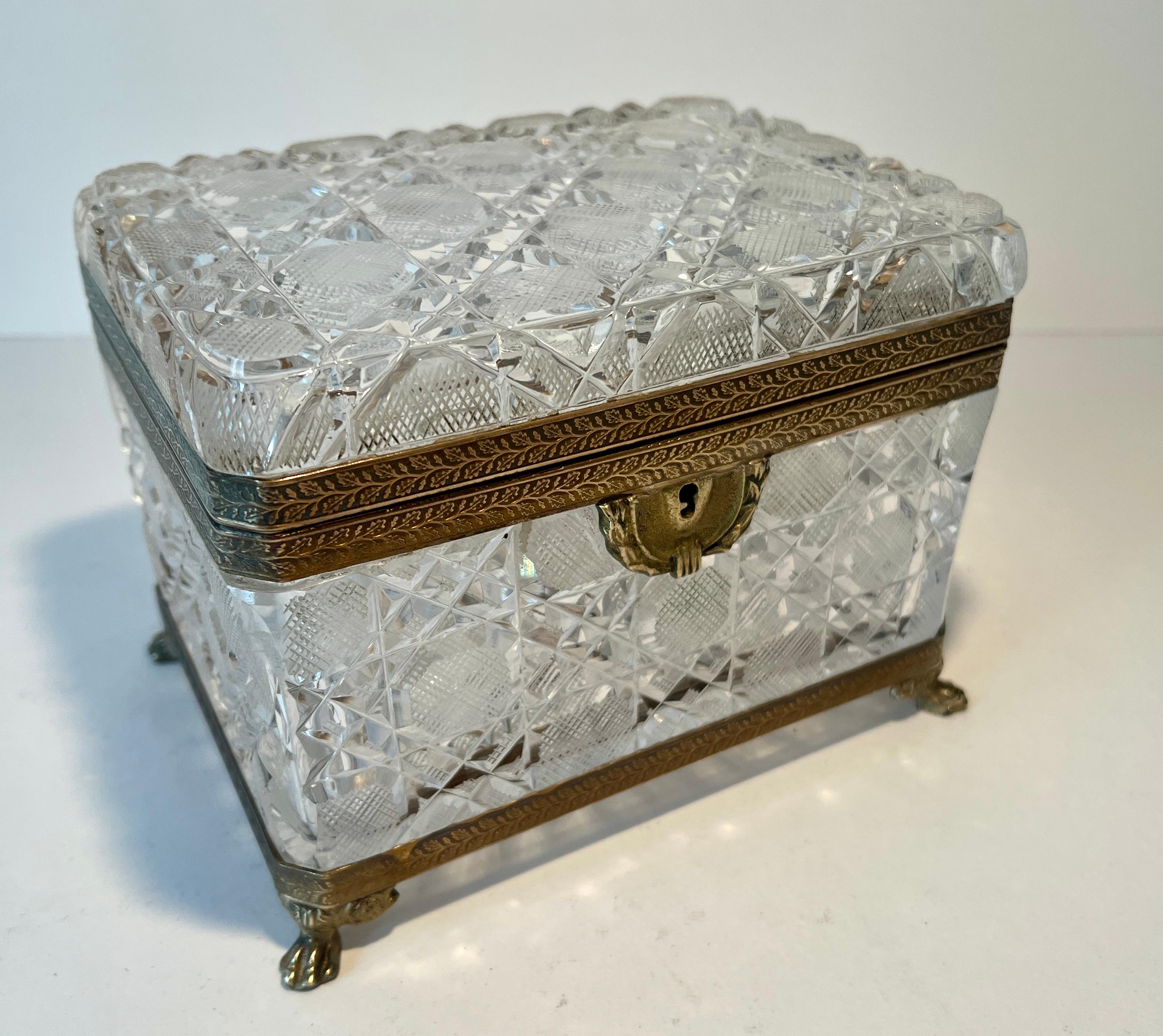 Cofre para joyas Baccarat francés del siglo XIX con detalles en bronce dorado Bronce en venta