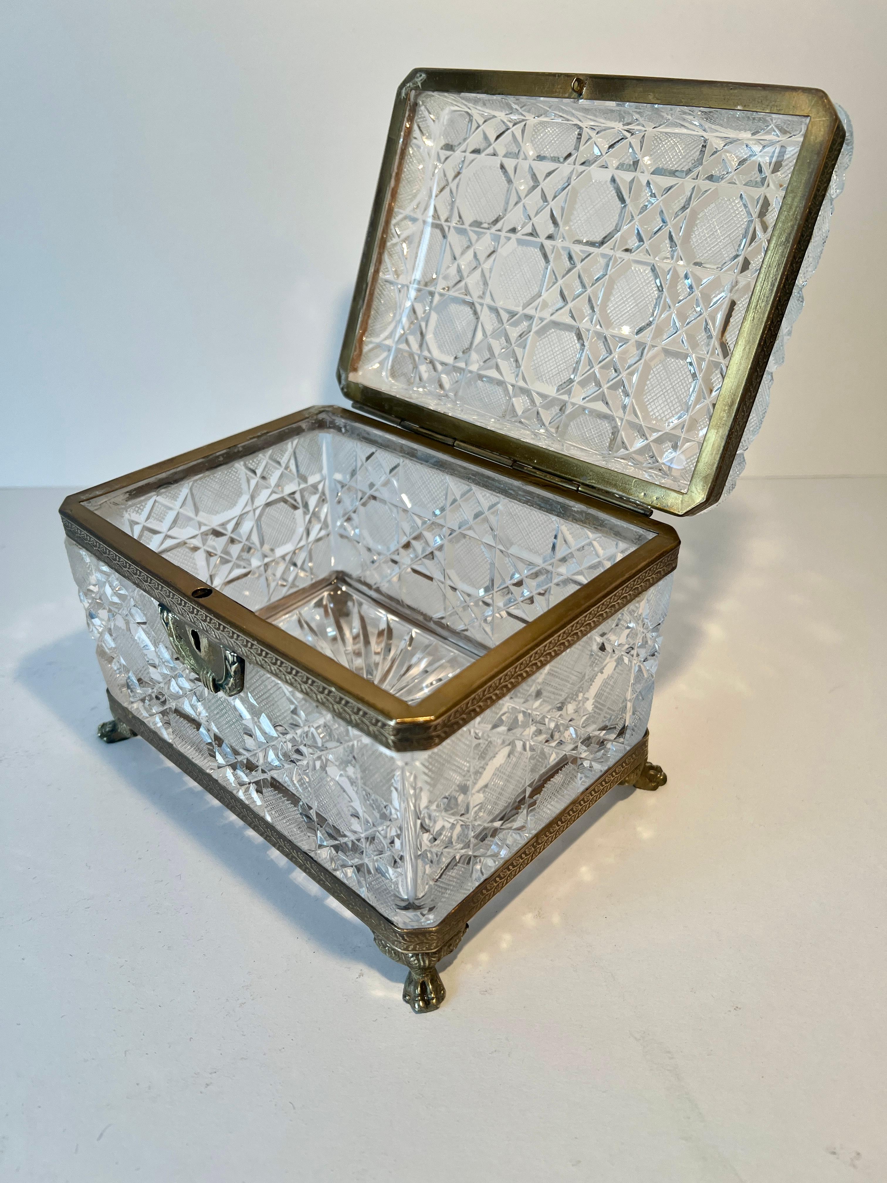 Cofre para joyas Baccarat francés del siglo XIX con detalles en bronce dorado en venta 2