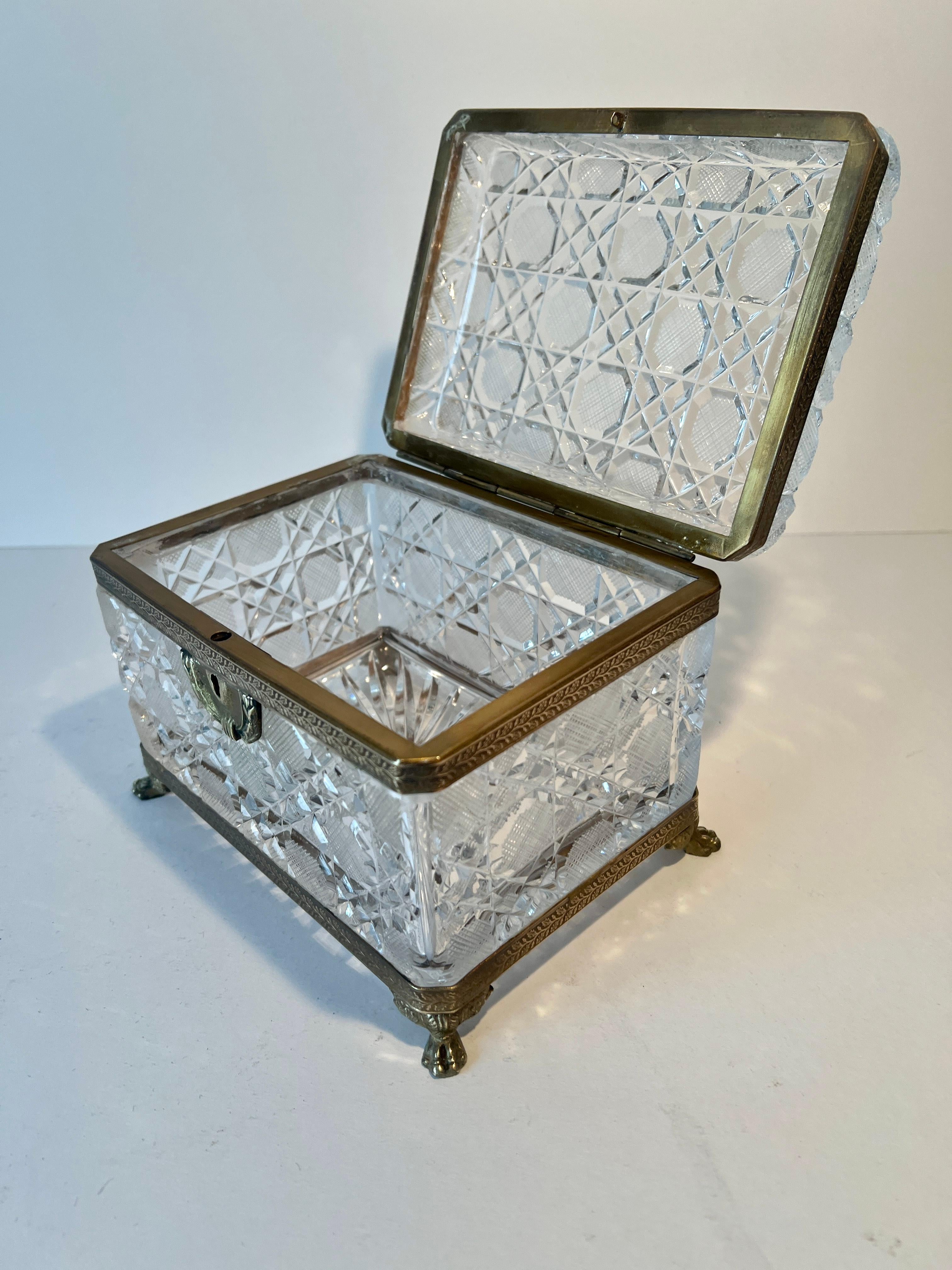 Cofre para joyas Baccarat francés del siglo XIX con detalles en bronce dorado en venta 3