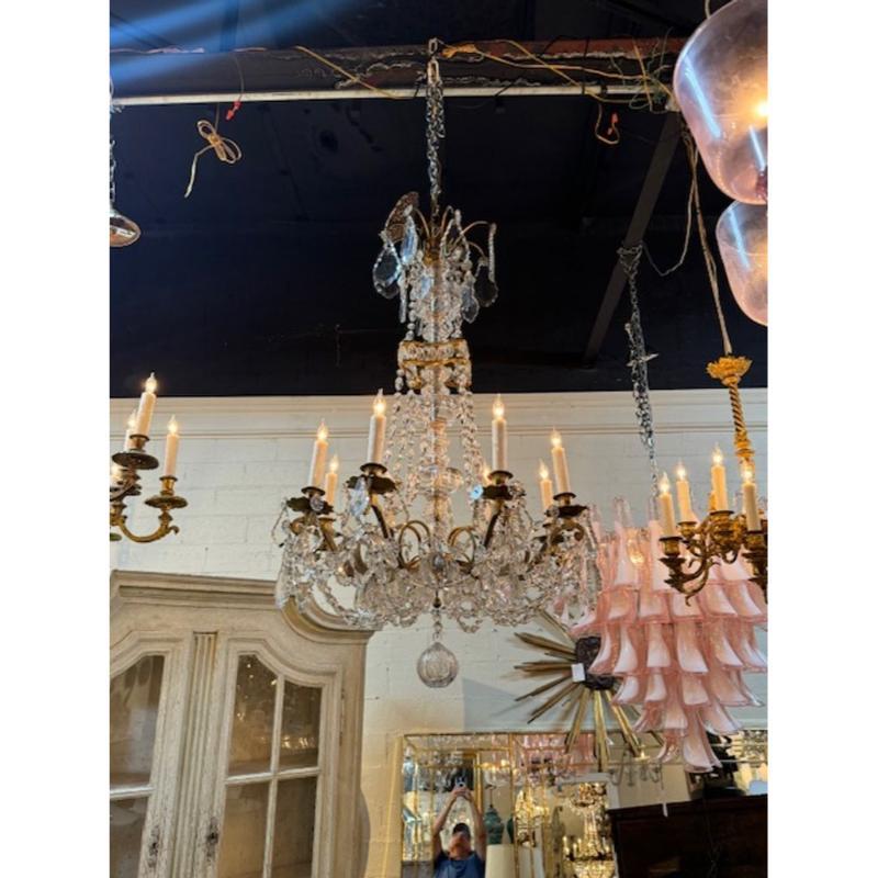 Elegant lustre en cristal de manière Baccarat français du 19ème siècle à 8 lumières. Un luminaire classique exceptionnel qui fait sensation. Superbe ! Ce lustre est livré avec une chaîne et un baldaquin et est prêt à être suspendu.