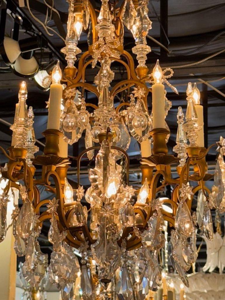 Français Lustre en bronze doré et cristal à la manière de Baccarat, France, 19e siècle en vente