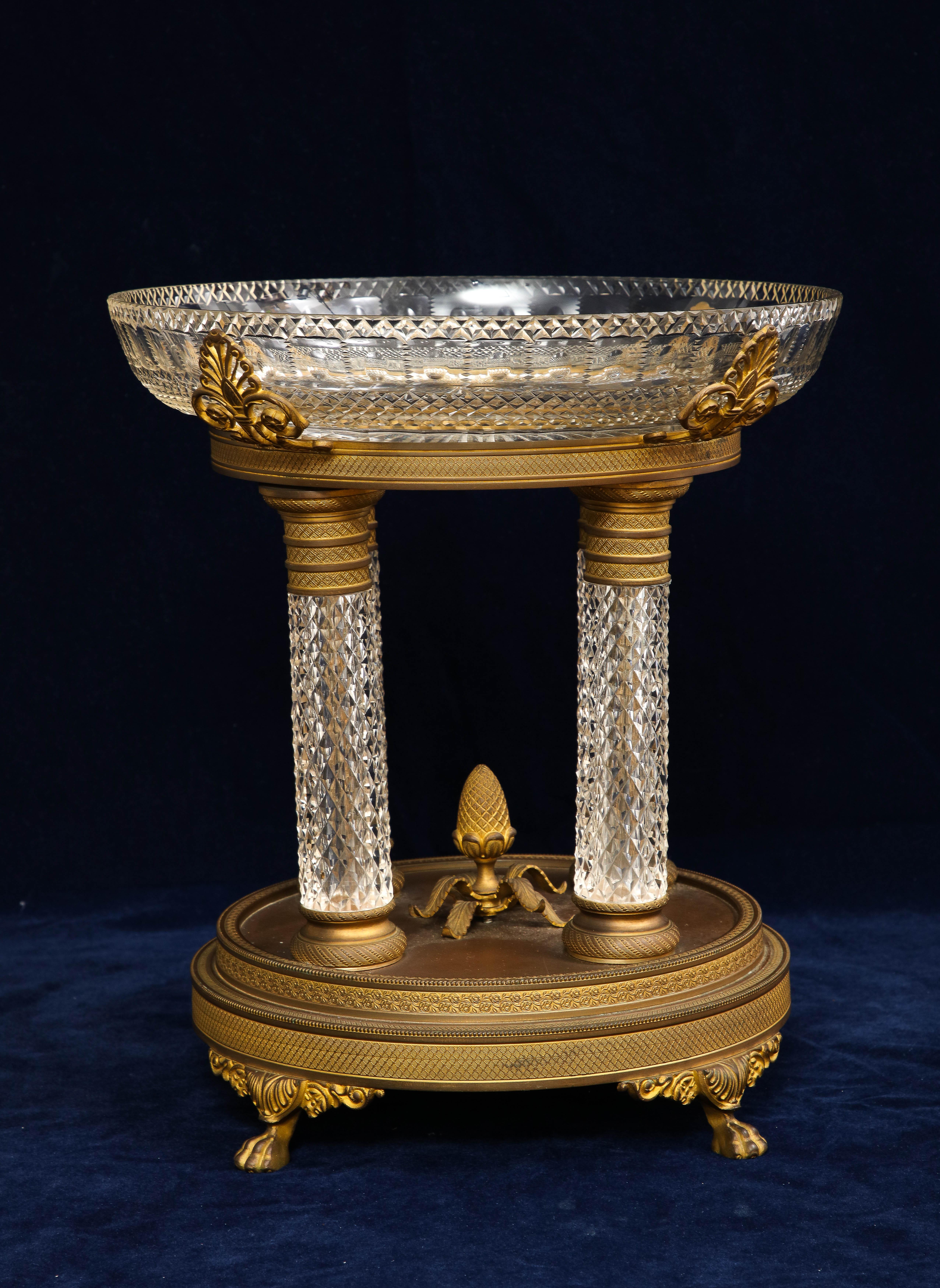 Eine wunderbare 19. Jahrhundert Französisch Louis XVI-Stil Baccarat Ormolu montiert Crystal Centerpiece mit Kristall-Säulen und Lions Paw Feet. Die Bronze ist wunderbar gehäutet, von Hand ziseliert und mit enormen Details versehen. Das Kristall ist