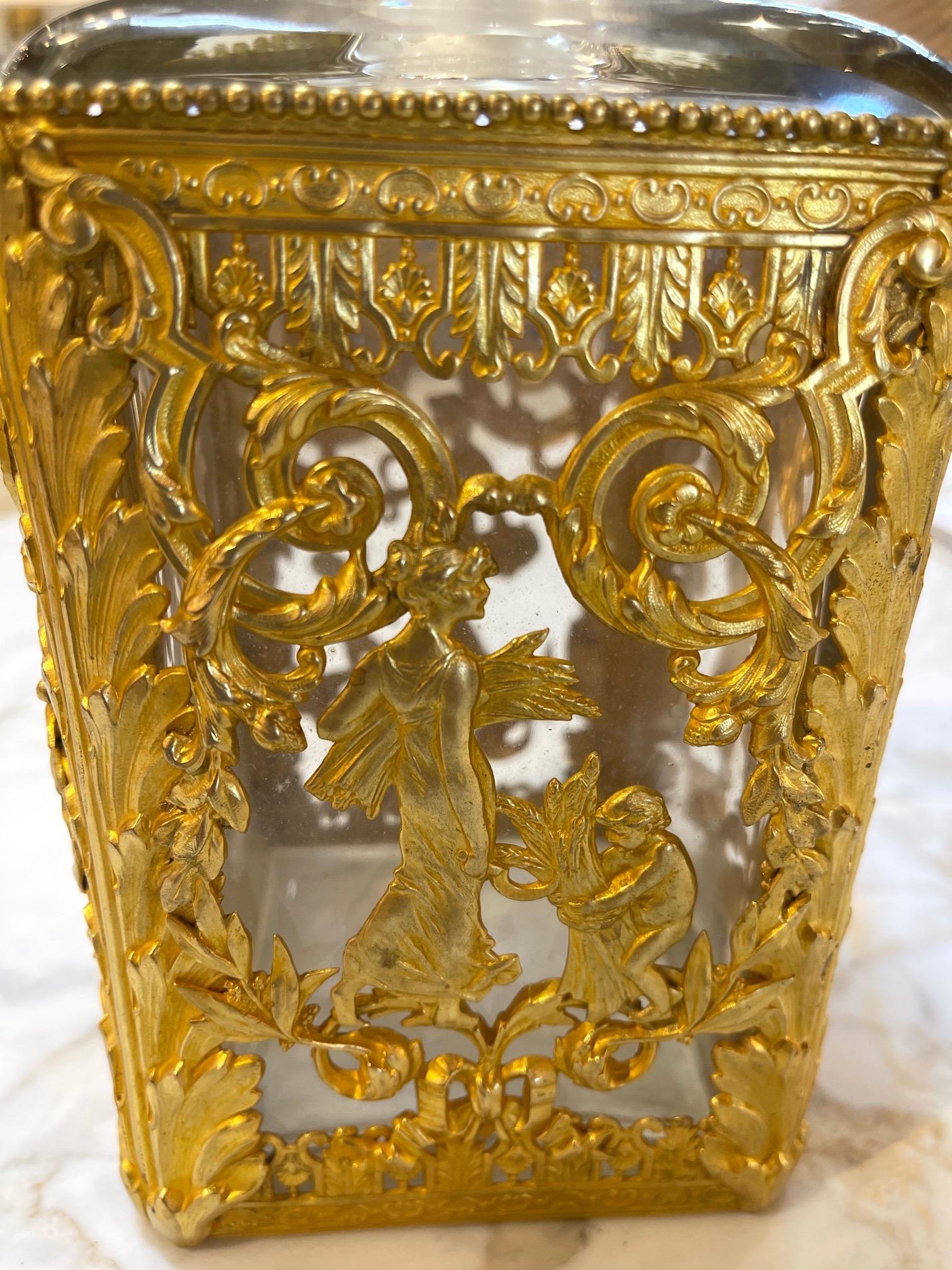 Französische Dore-Flasche aus Bronze im Baccarat-Stil des 19. Jahrhunderts im Zustand „Gut“ im Angebot in Dallas, TX