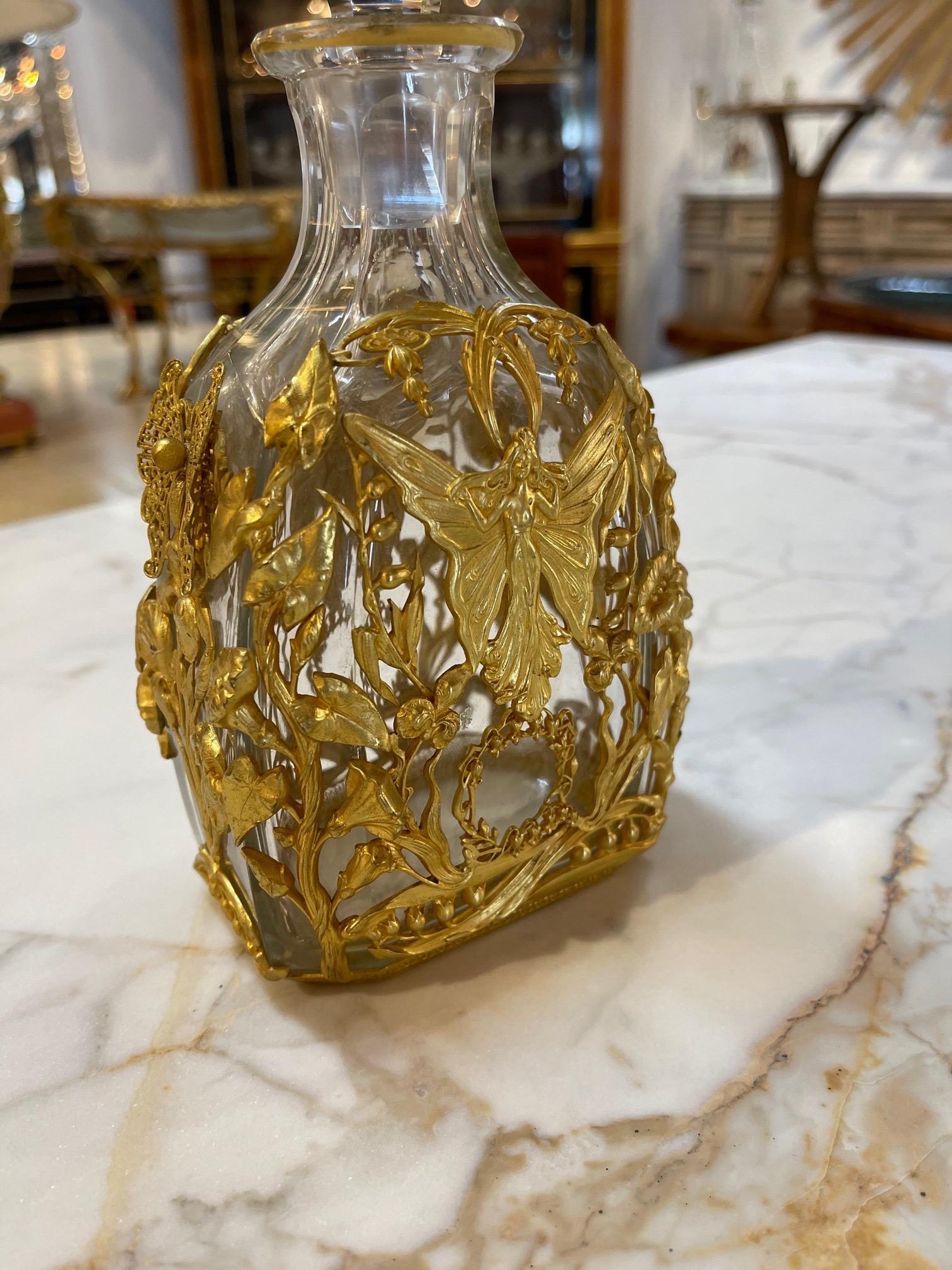Französische Dore-Flasche aus Bronze im Baccarat-Stil des 19. Jahrhunderts (Glas) im Angebot