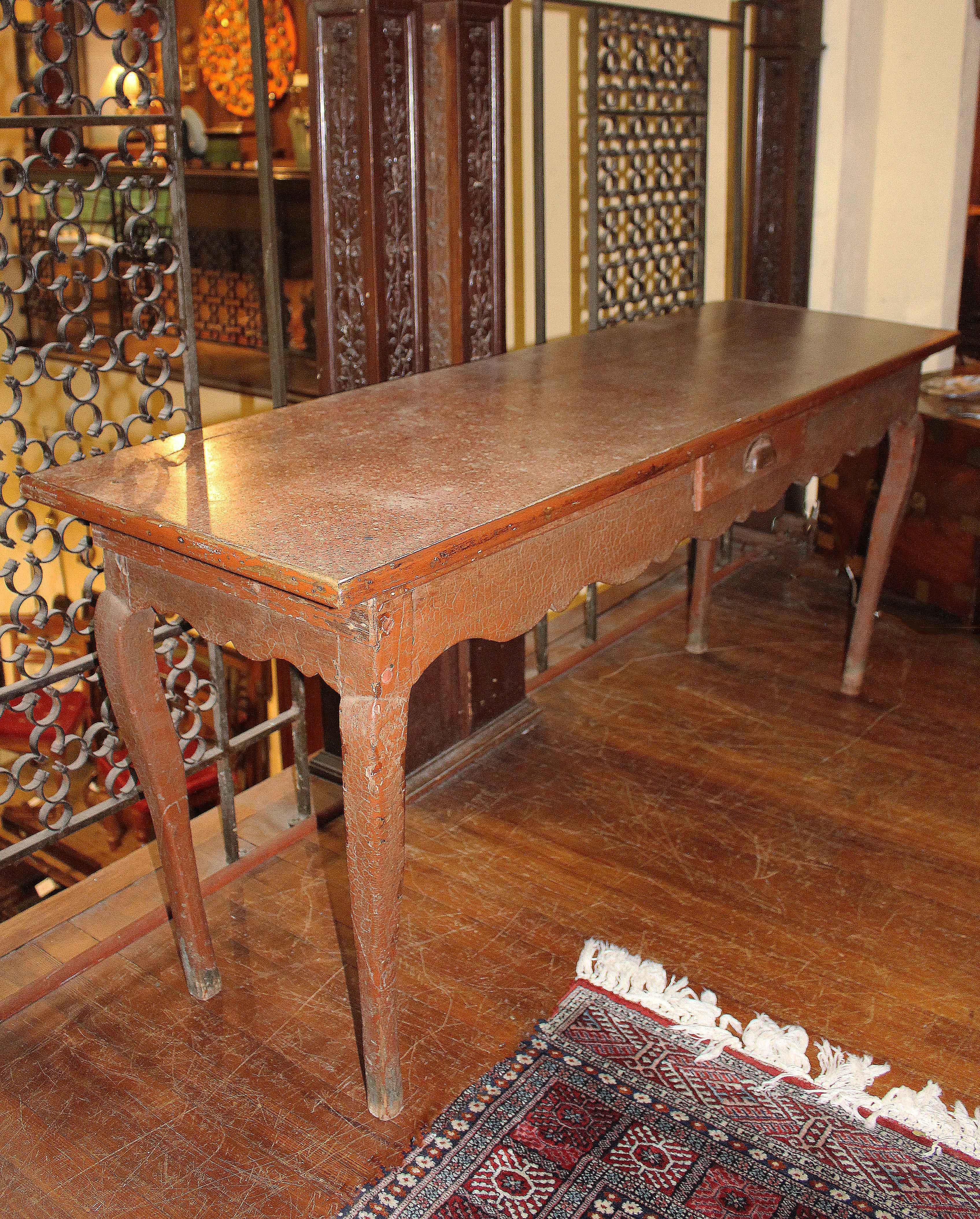 Tavolo da panettiere o pasticcere francese del XIX secolo, con piano originale in finto marmo e pietra (riparazioni) su un grembiule sagomato con gambe a cabriola. Cassetto a grembiule incassato. Ottime superfici originali incrostate! 66 3/4