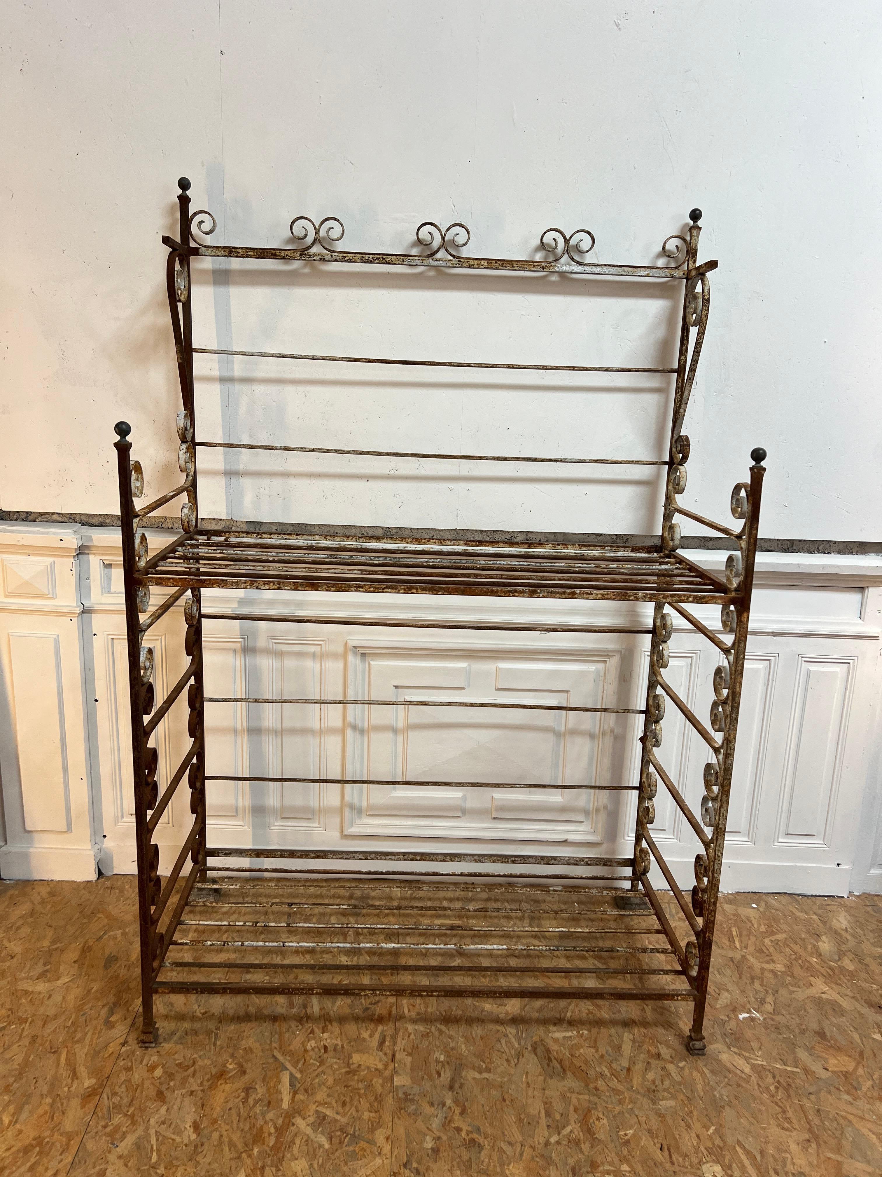 magnificent baker's ladder in metal and brass from the 1880s/1890s
the original white and rust patina gives it one of the prettiest effects
this bakery item was located in a very beautiful and old bakery in Pezenas in Languedoc (south of France)