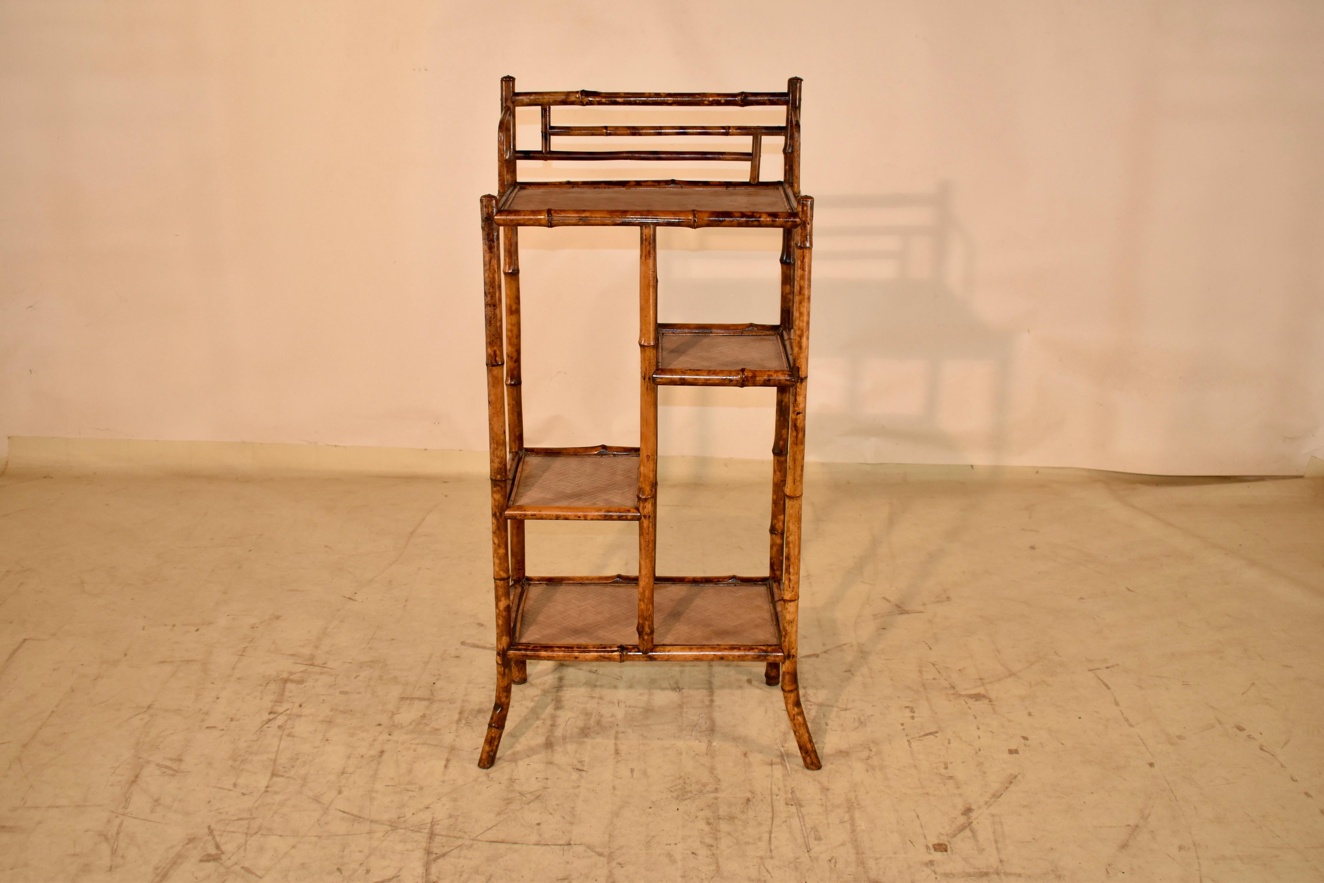Libreria in bambù del XIX secolo proveniente dalla Francia.  Il piano è dotato di un'alta spalliera con bambù ben posizionati per un look elegante.  Ci sono quattro ripiani, tutti a livelli diversi per aggiungere interesse al design.  I ripiani sono