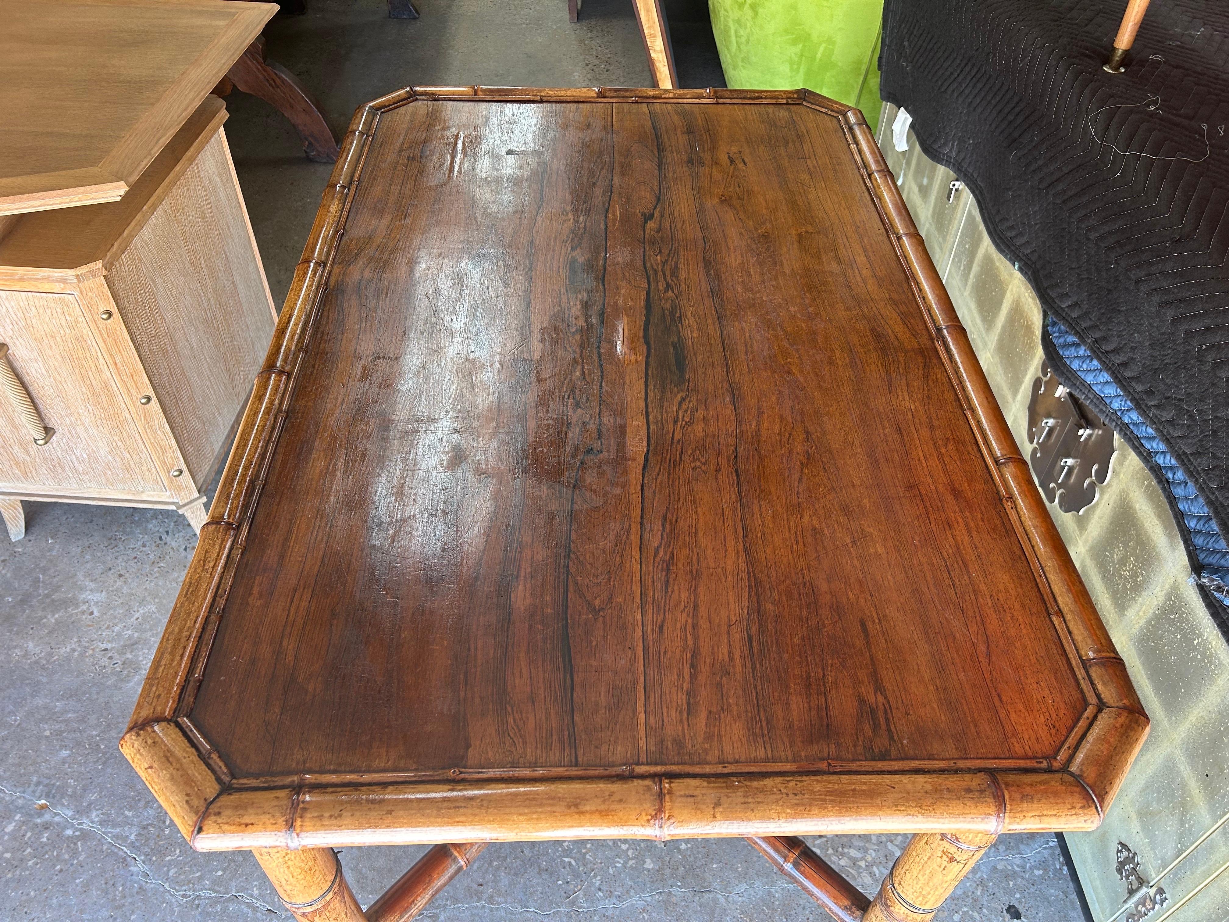 Mesa o escritorio francés de bambú del siglo XIX Napoleón III en venta