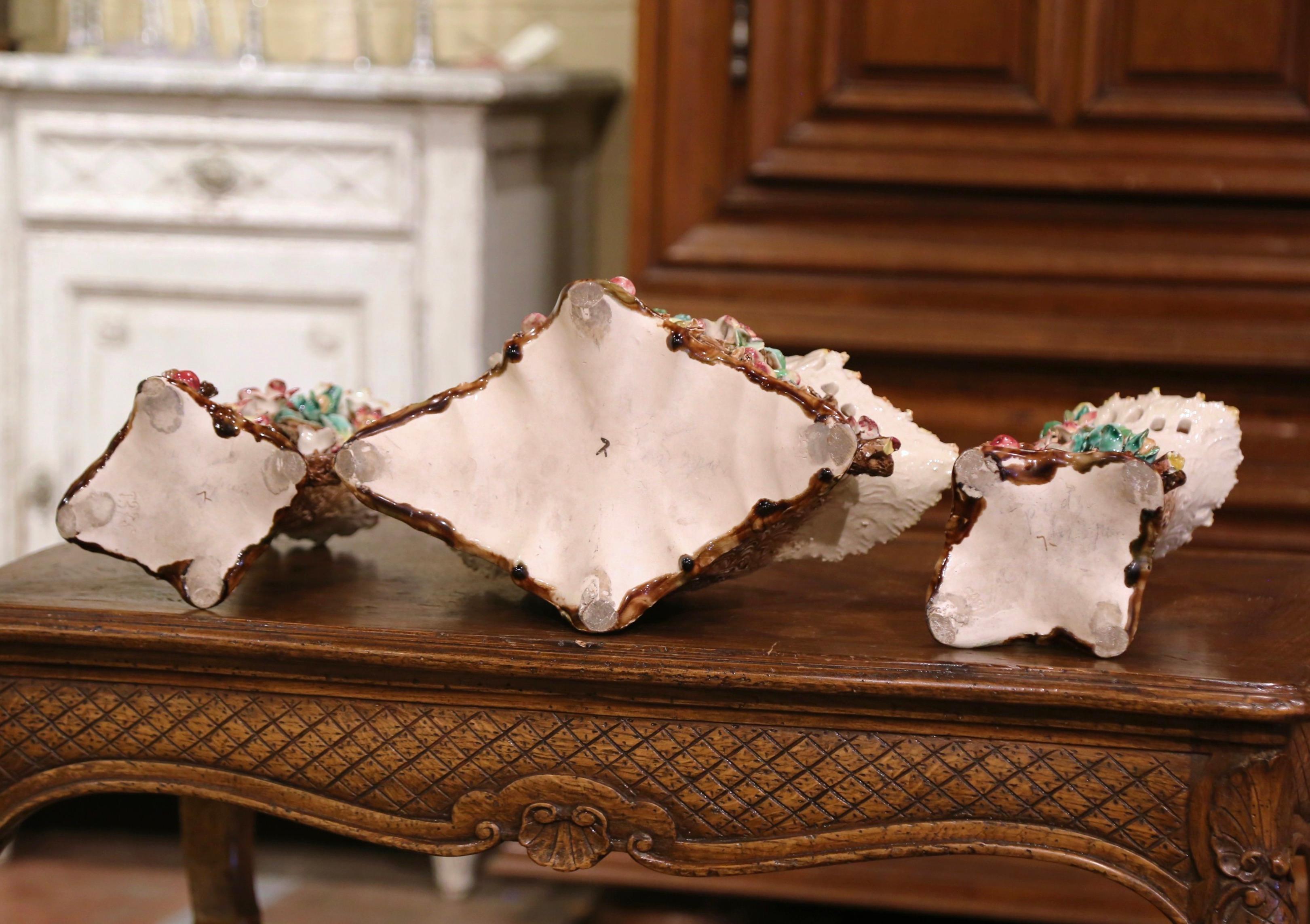 Ensemble de 3 pots et vases en Cache Barbotine à motifs floraux du 19ème siècle français en vente 1
