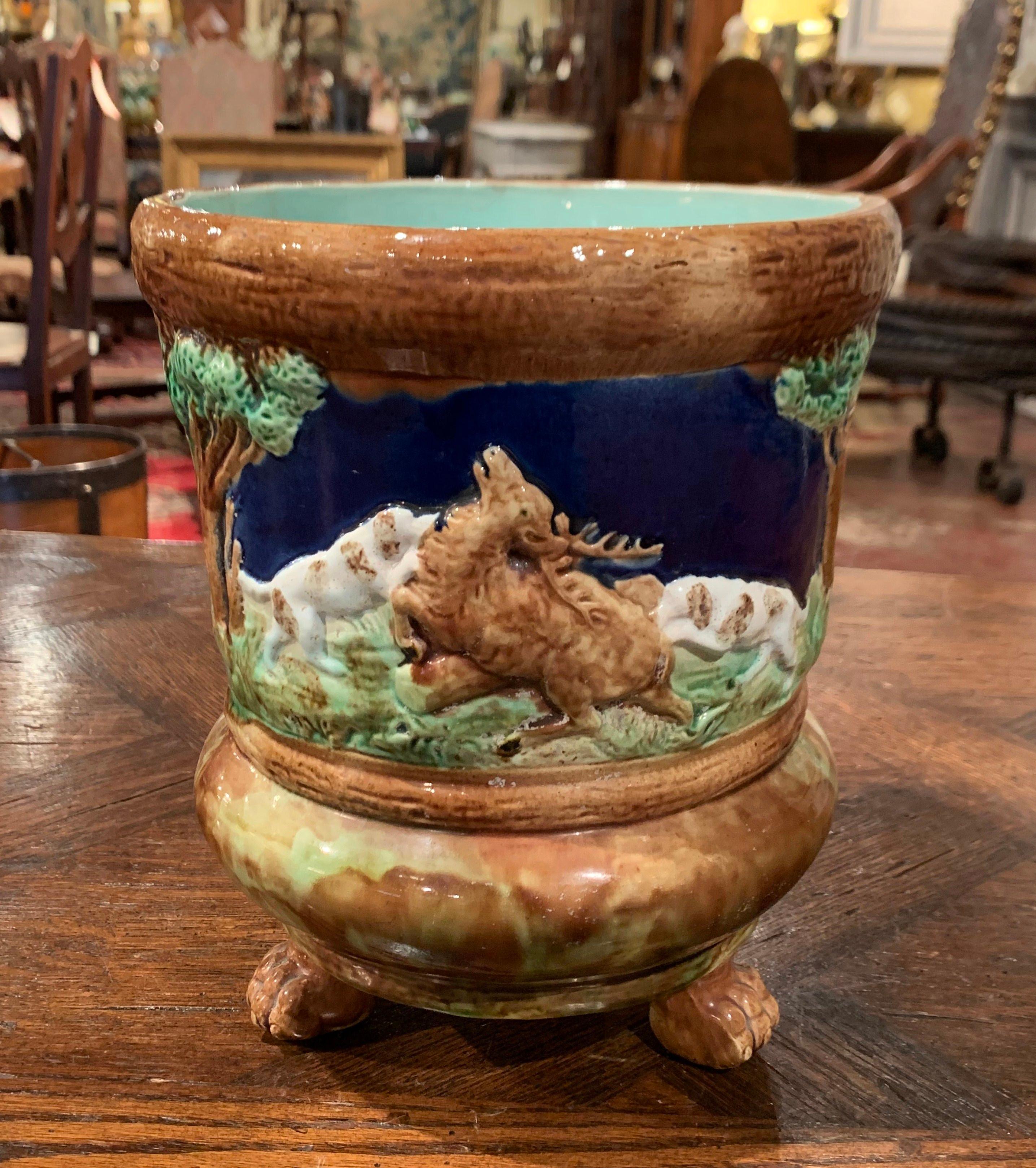 Fait main Cache-pot en céramique barbotine avec cerf et chien du 19ème siècle de Sarreguemines