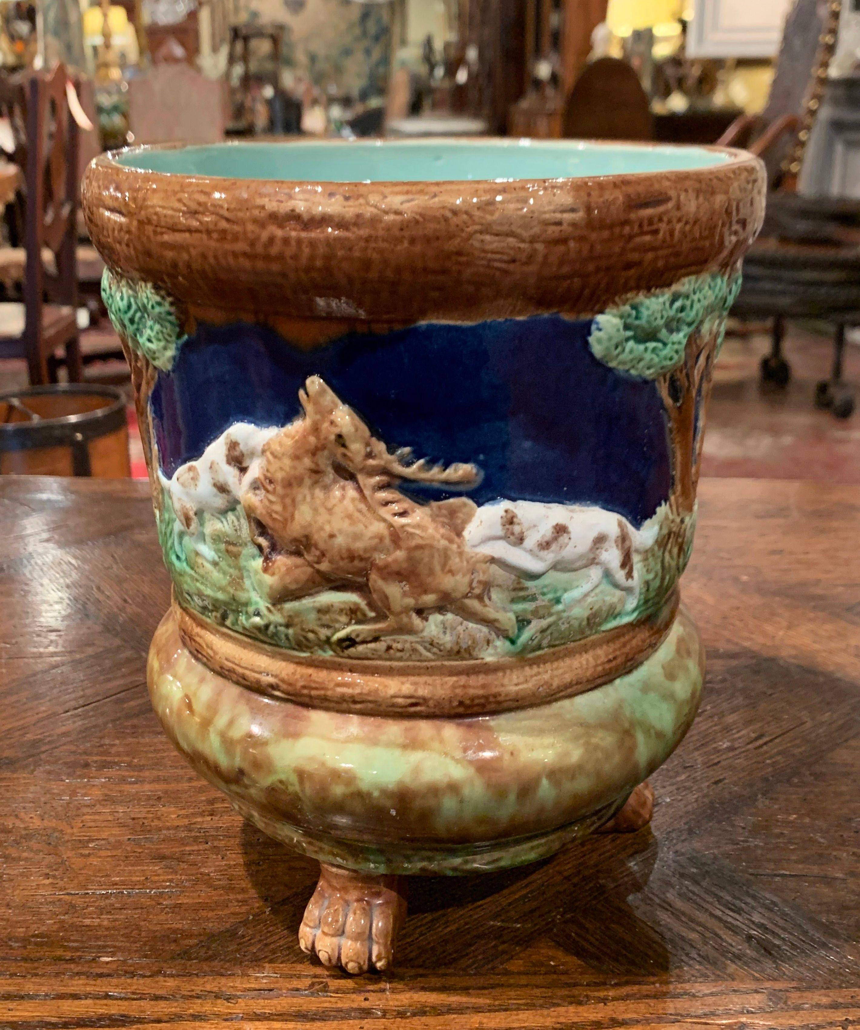 19th Century French Barbotine Ceramic Deer and Dog Cache Pot from Sarreguemines In Excellent Condition In Dallas, TX
