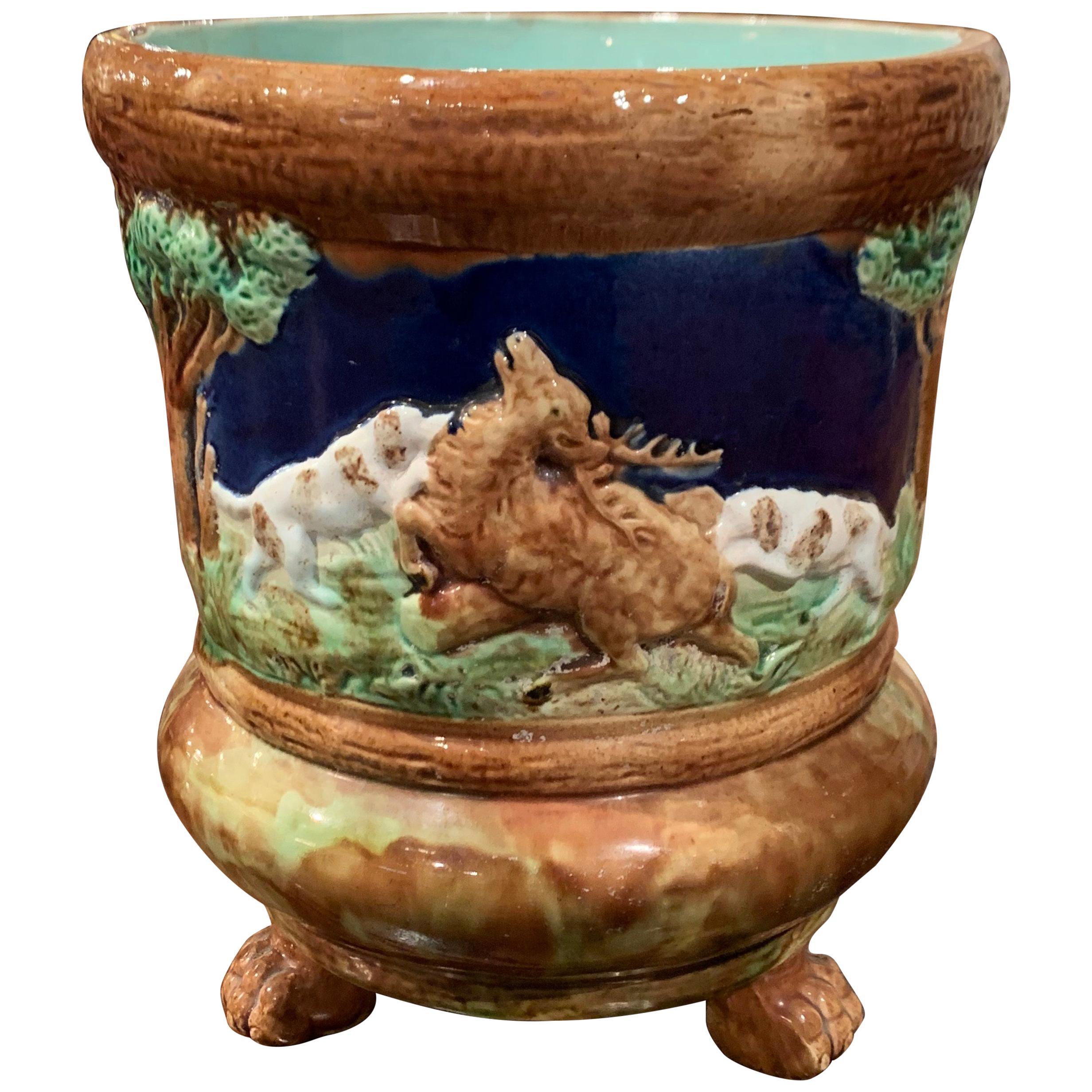 Cache-pot en céramique barbotine avec cerf et chien du 19ème siècle de Sarreguemines