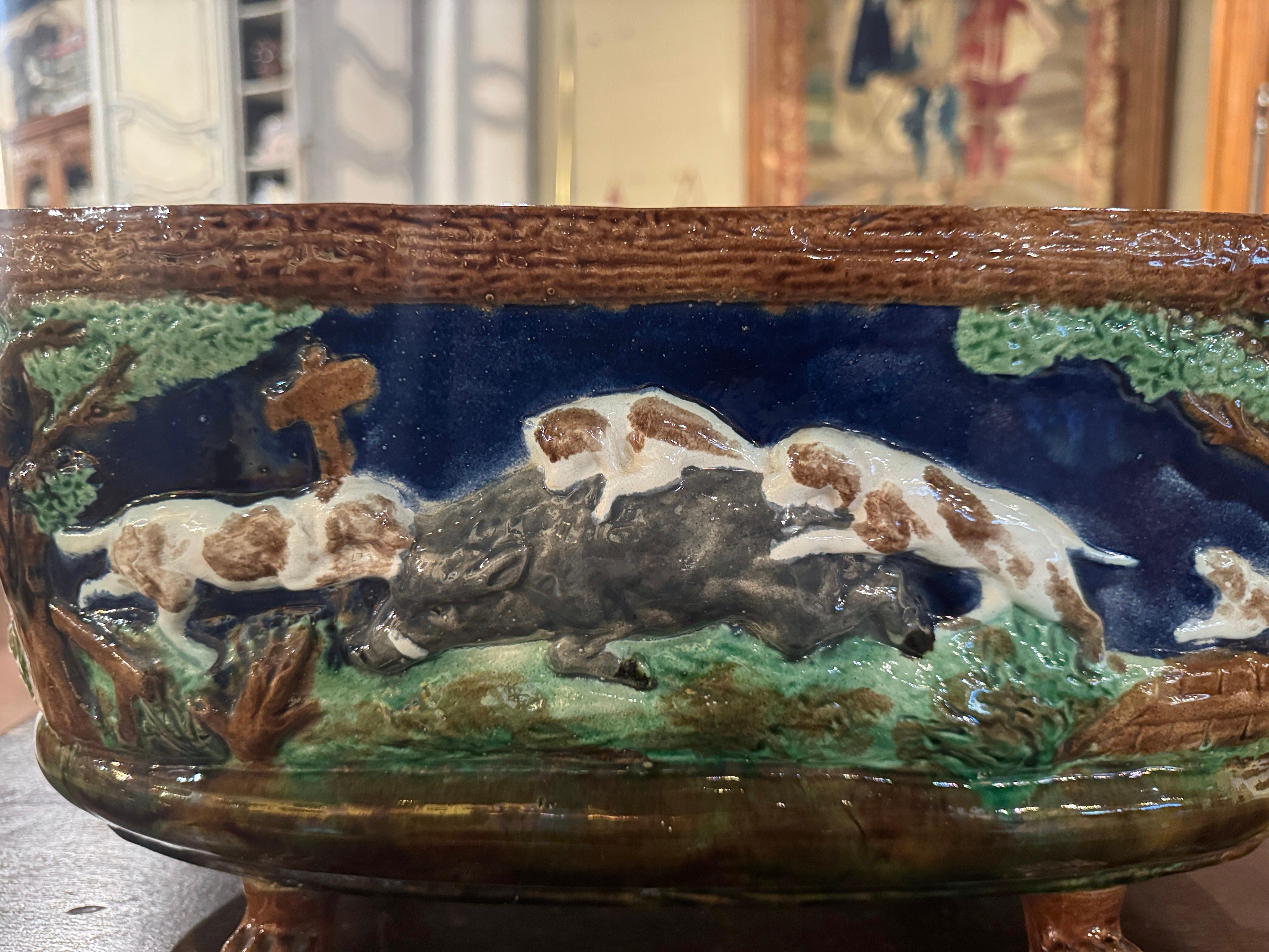 Francese Cache pot francese del XIX secolo in ceramica di Barbotine con cani e cinghiali di Sarreguemines in vendita