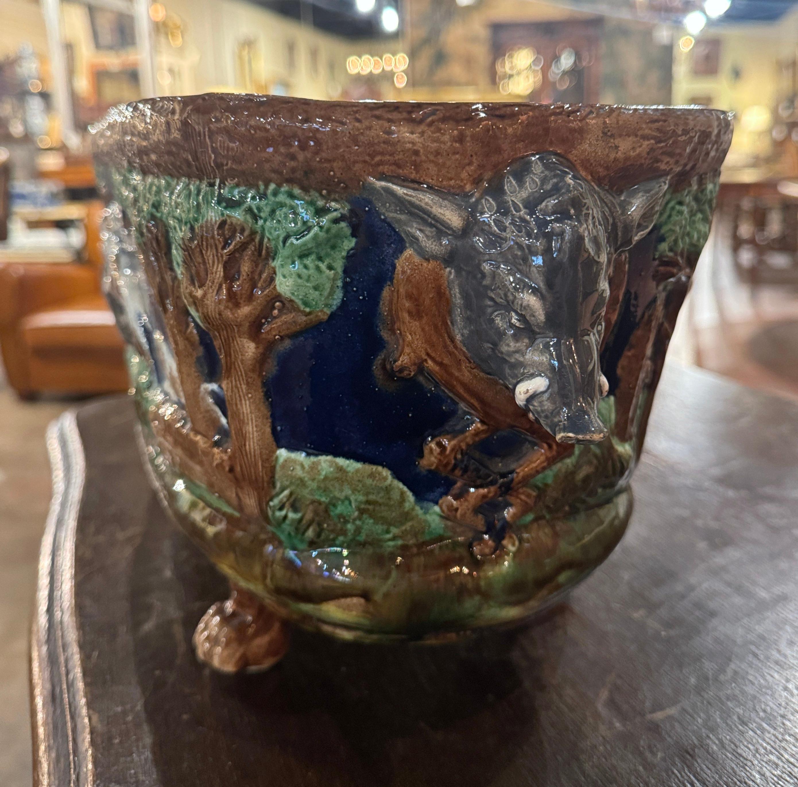 Fatto a mano Cache pot francese del XIX secolo in ceramica di Barbotine con cani e cinghiali di Sarreguemines in vendita