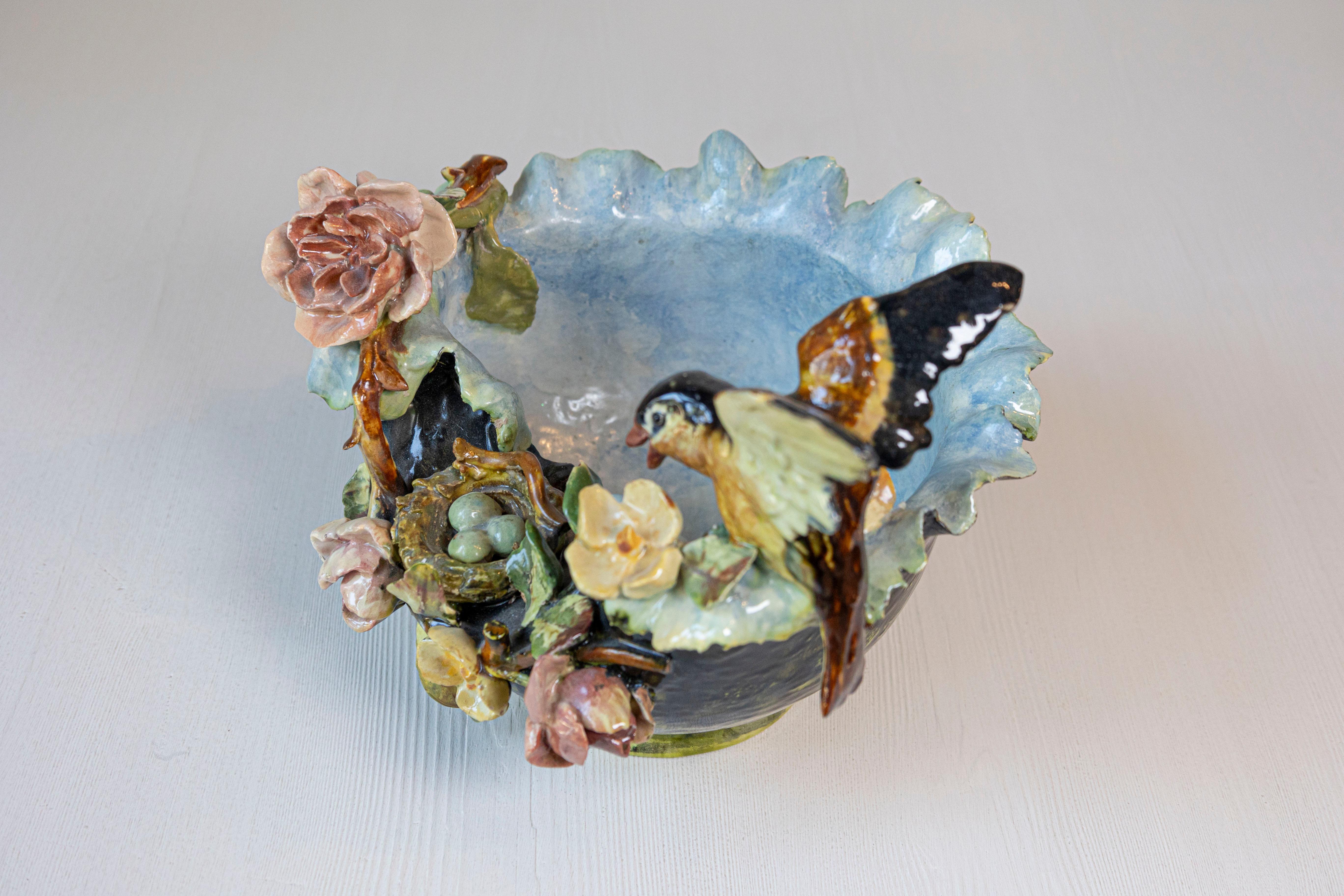 Bol couvert en Barbotine avec décor d'oiseaux et de nids d'oiseaux, 19e siècle, France Bon état - En vente à Atlanta, GA