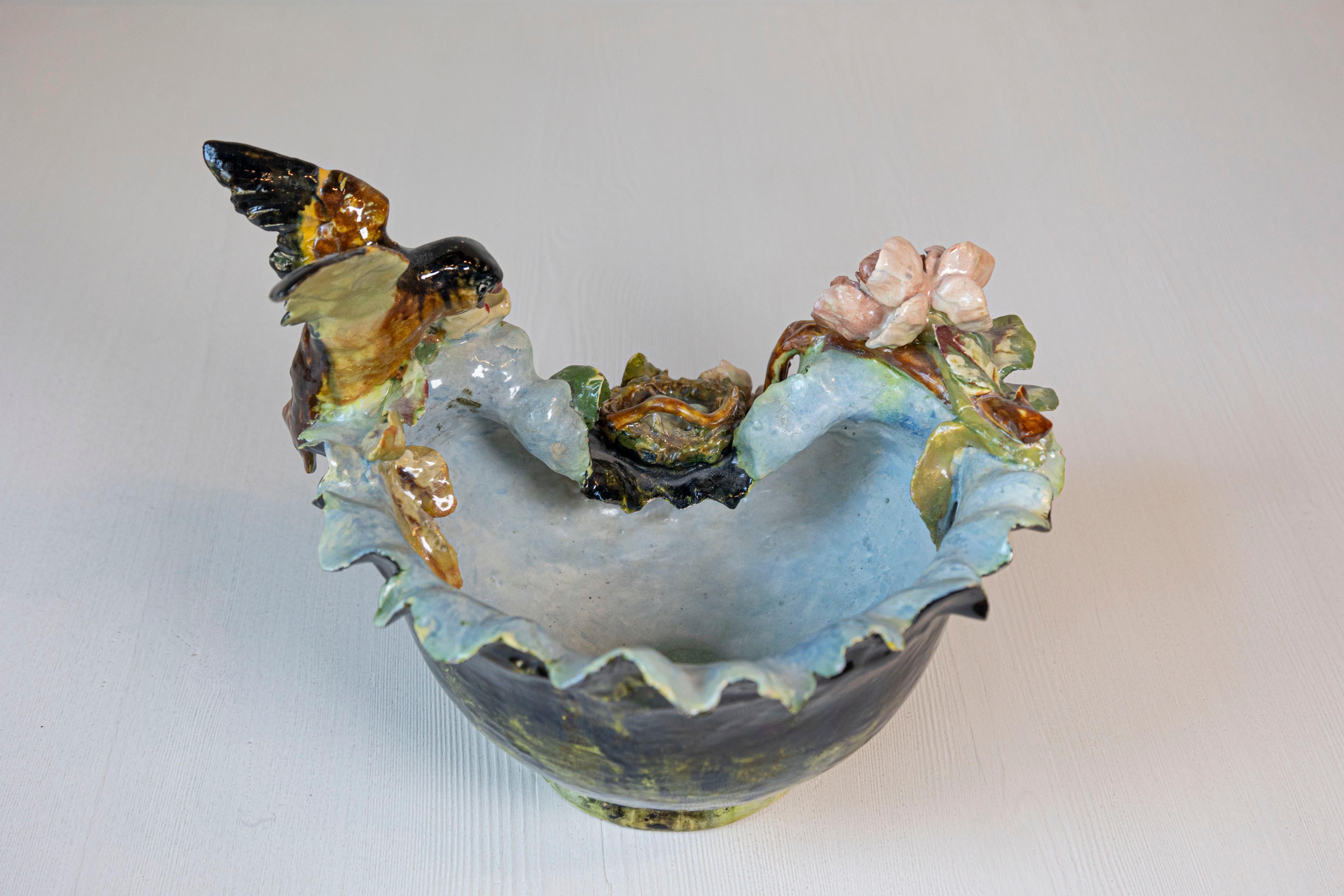 XIXe siècle Bol couvert en Barbotine avec décor d'oiseaux et de nids d'oiseaux, 19e siècle, France en vente