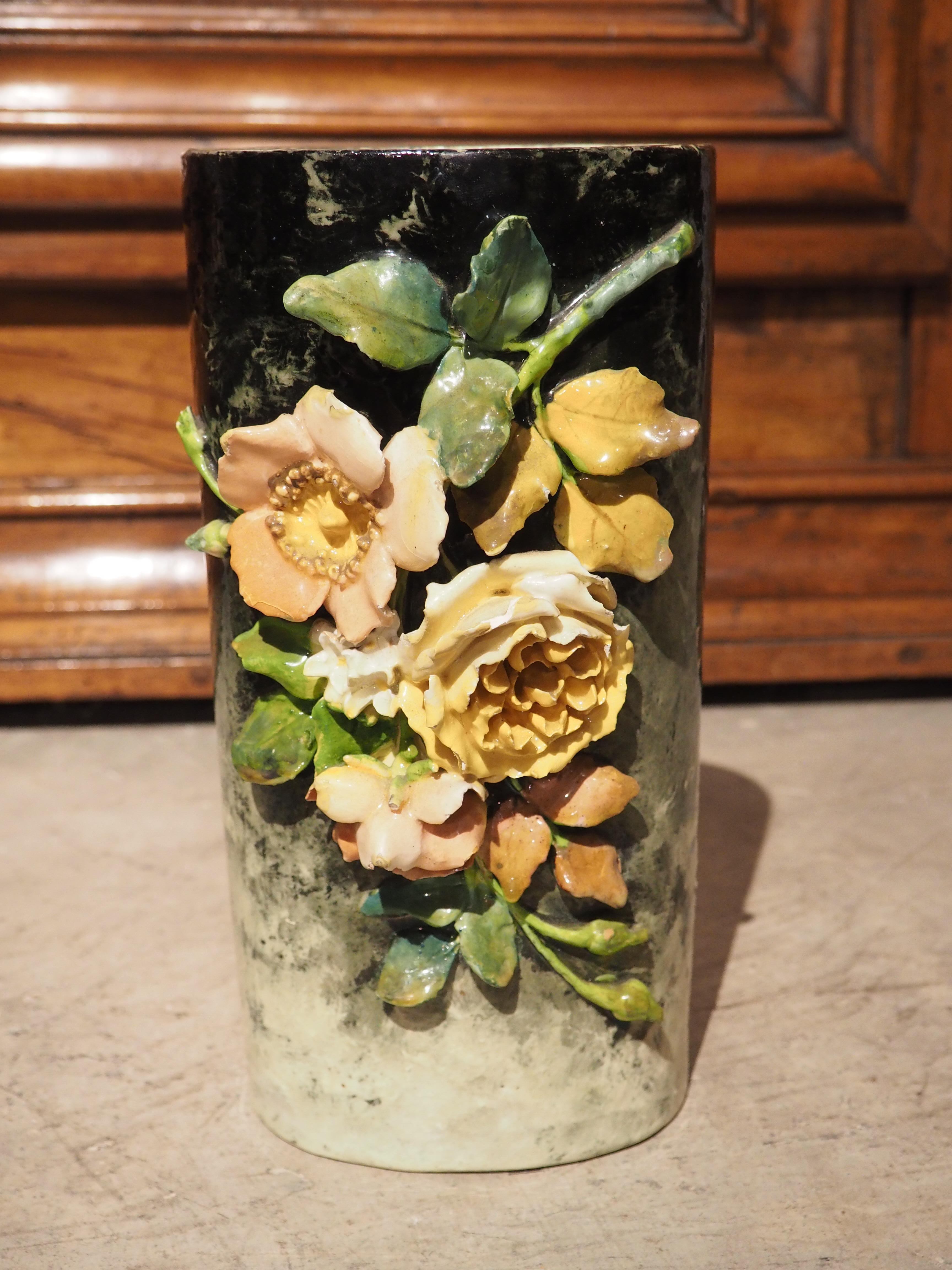 Vase cylindrique Barbotine français du 19e siècle avec fleurs en gros relief en vente 1
