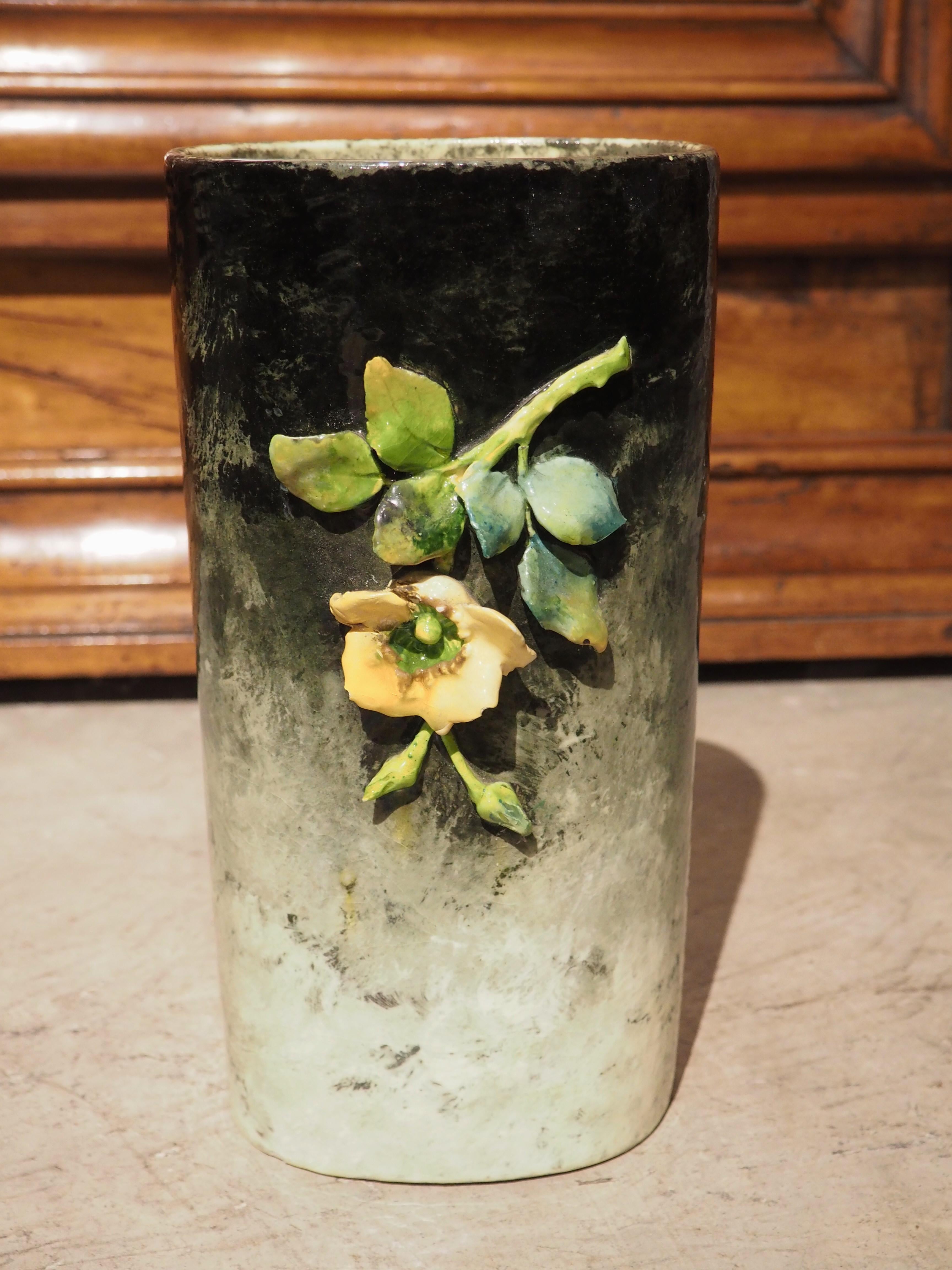 Français Vase cylindrique Barbotine français du 19e siècle avec fleurs en gros relief en vente