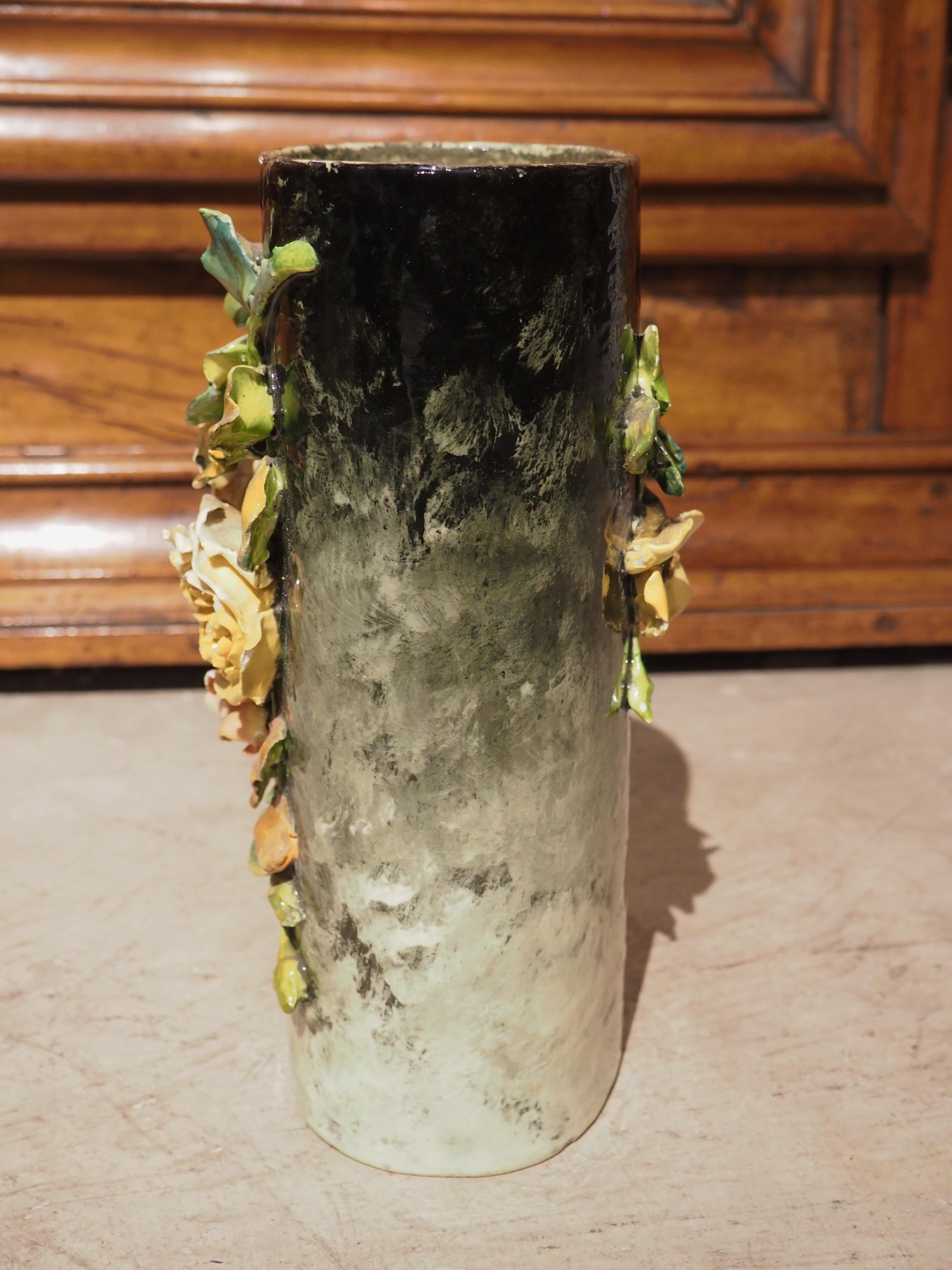 Peint à la main Vase cylindrique Barbotine français du 19e siècle avec fleurs en gros relief en vente