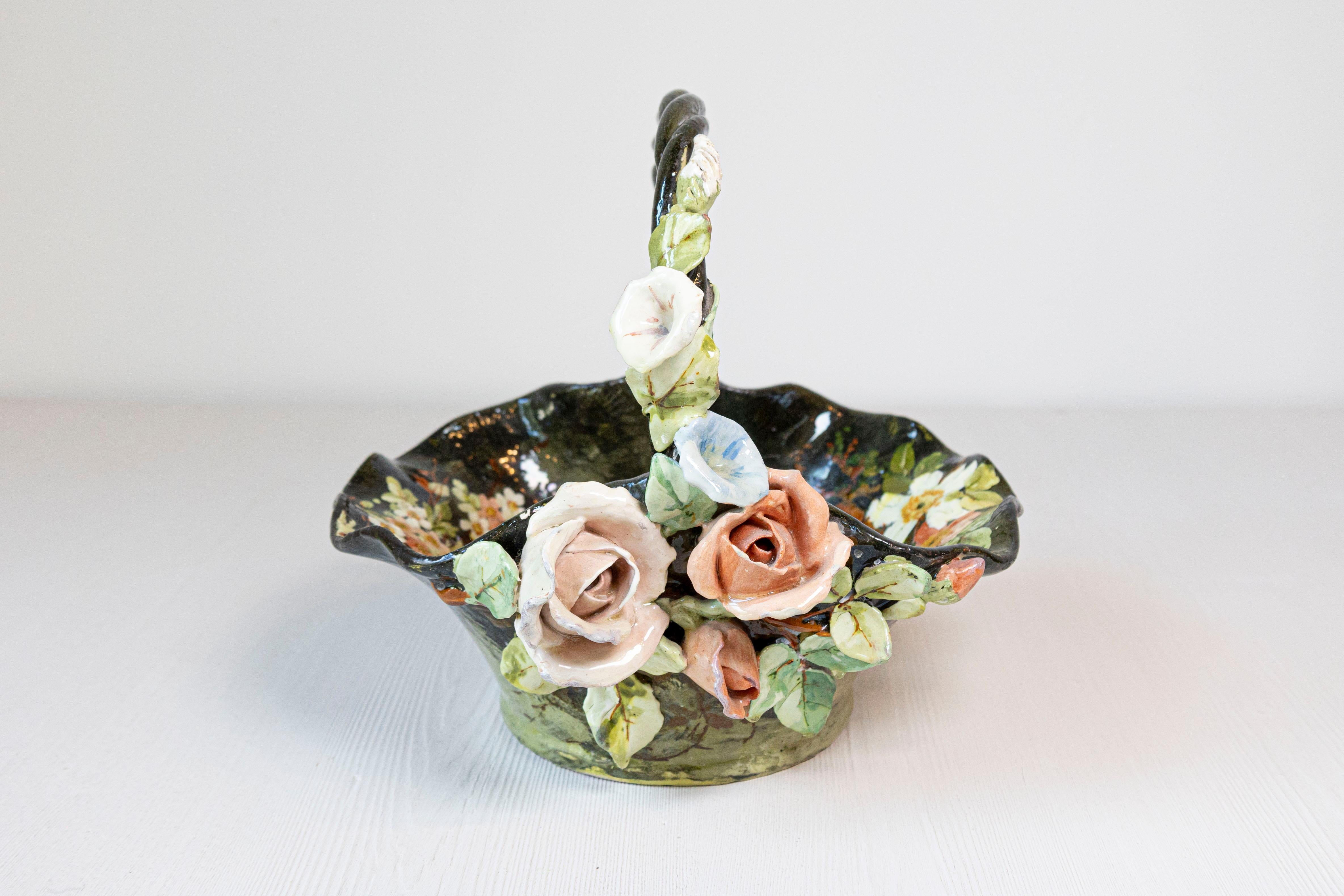 Französischer Jardinière-Korb aus dem 19. Jahrhundert mit floralem Hochreliefdekor aus Barbotine. Diese exquisite Jardinière, die im 19. Jahrhundert in Frankreich entstand, hat einen schwarzen und hellgrünen Grund, der mit einem exquisiten