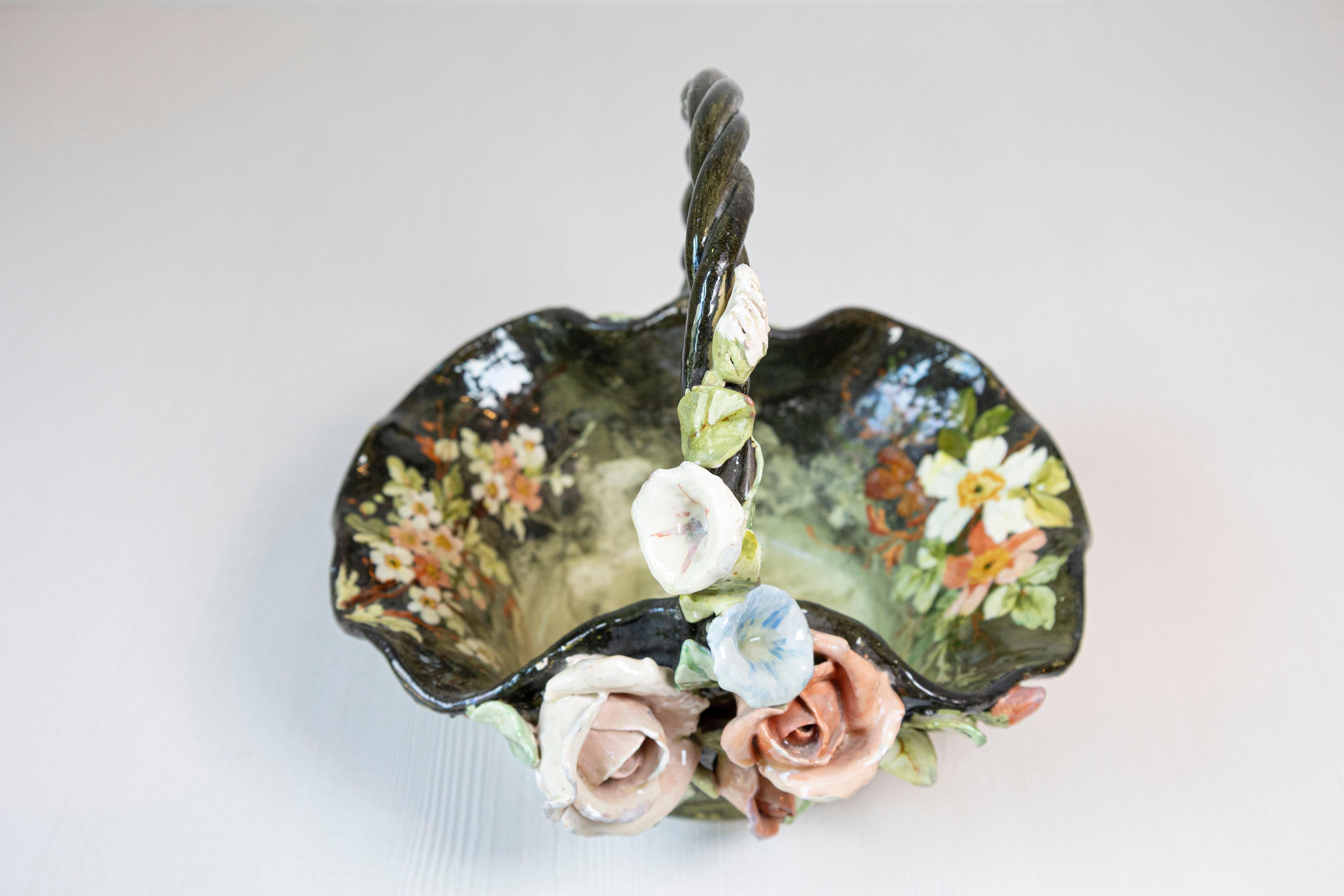 19. Jahrhundert Französisch Barbotine Jardinière Korb mit Hochrelief Pastell Blumen (Handgefertigt) im Angebot