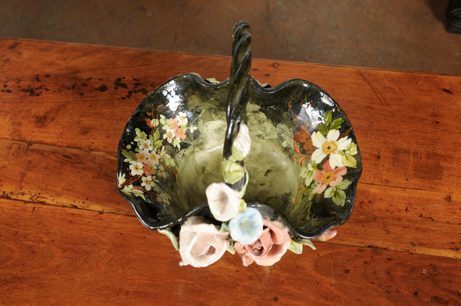 Französischer Barbotine-Jardinière-Korb aus dem 19. Jahrhundert mit pastellfarbenen Blumen im Hochrelief (Keramik) im Angebot