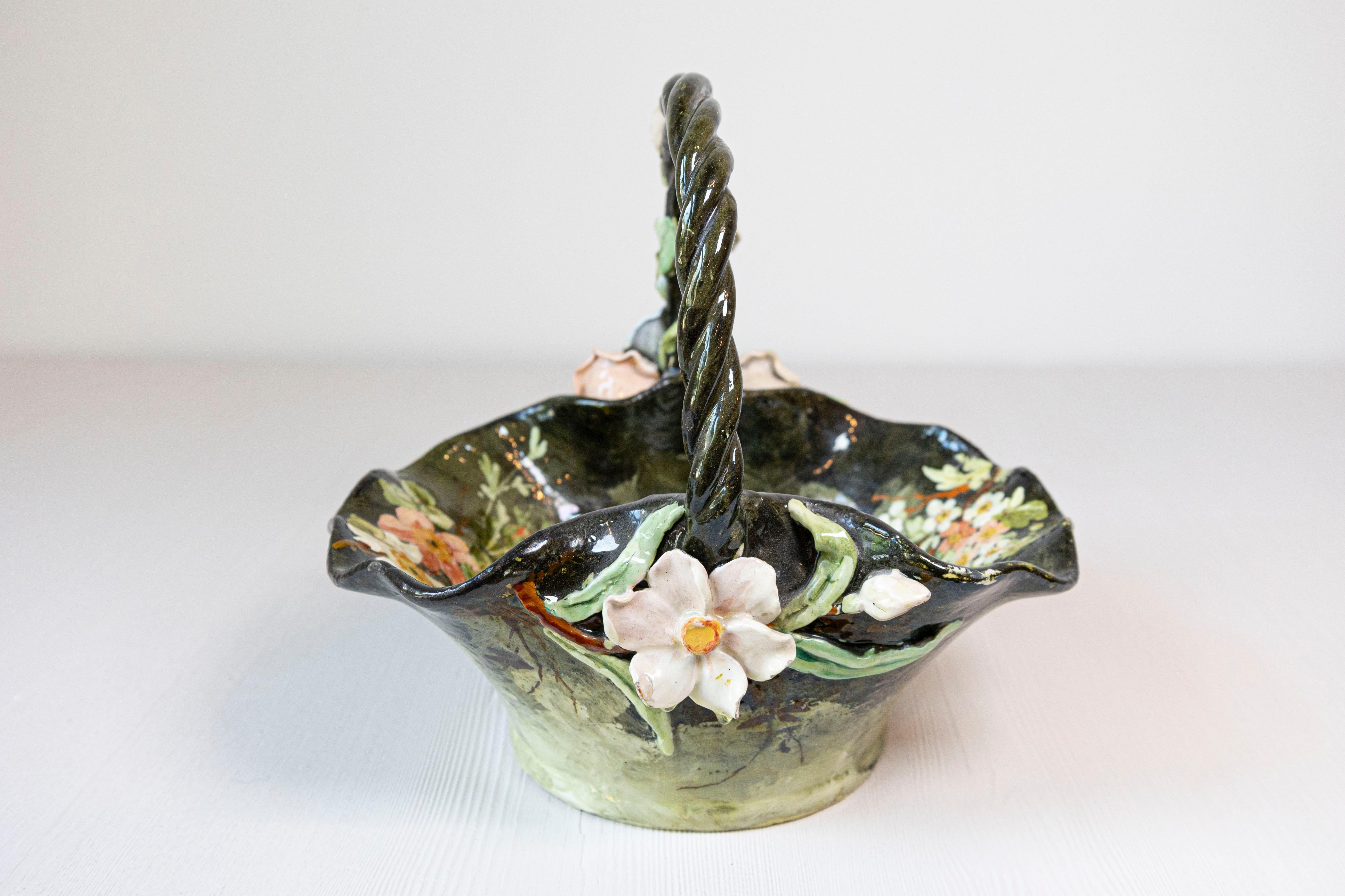 19. Jahrhundert Französisch Barbotine Jardinière Korb mit Hochrelief Pastell Blumen (Keramik) im Angebot