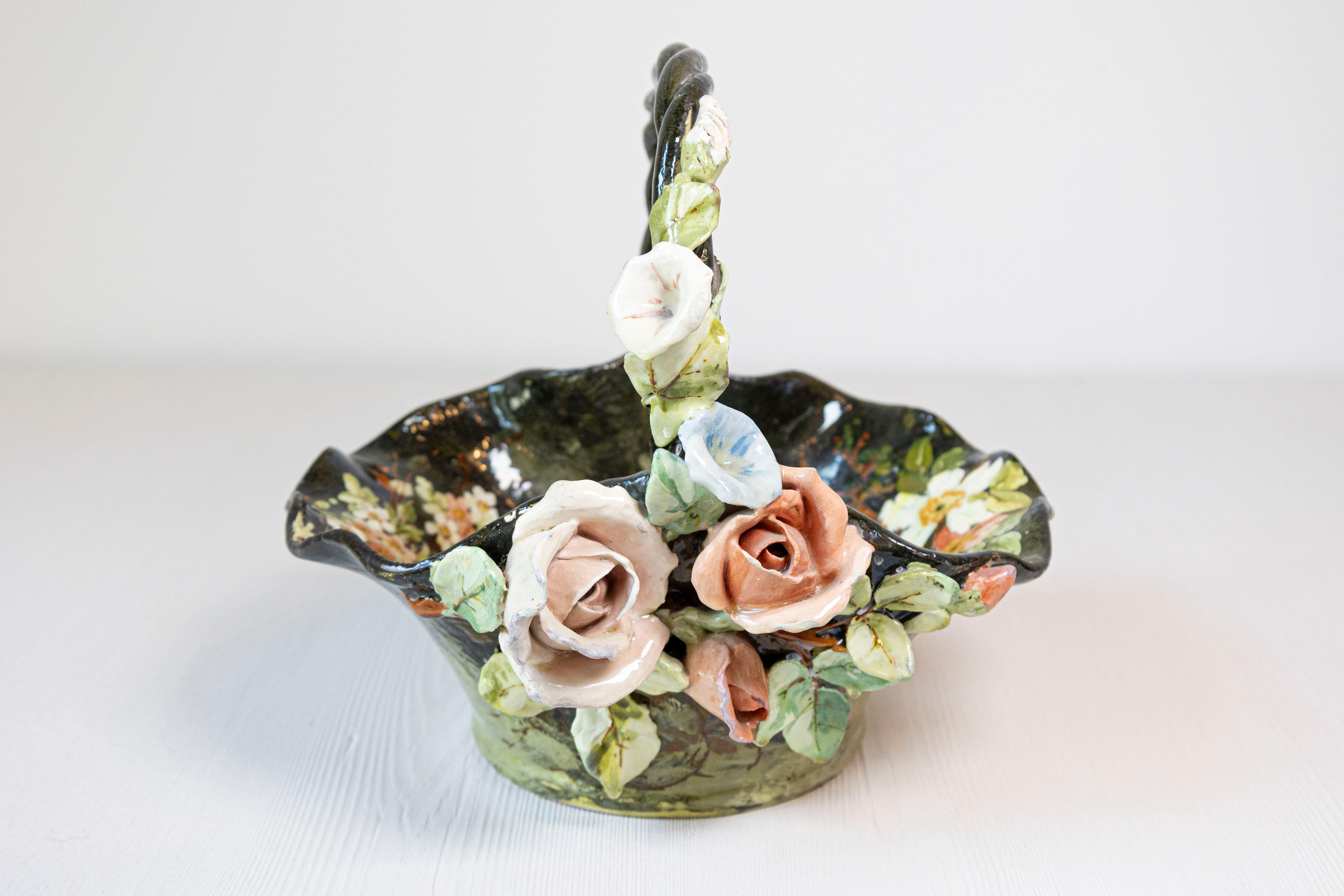19. Jahrhundert Französisch Barbotine Jardinière Korb mit Hochrelief Pastell Blumen im Angebot 1