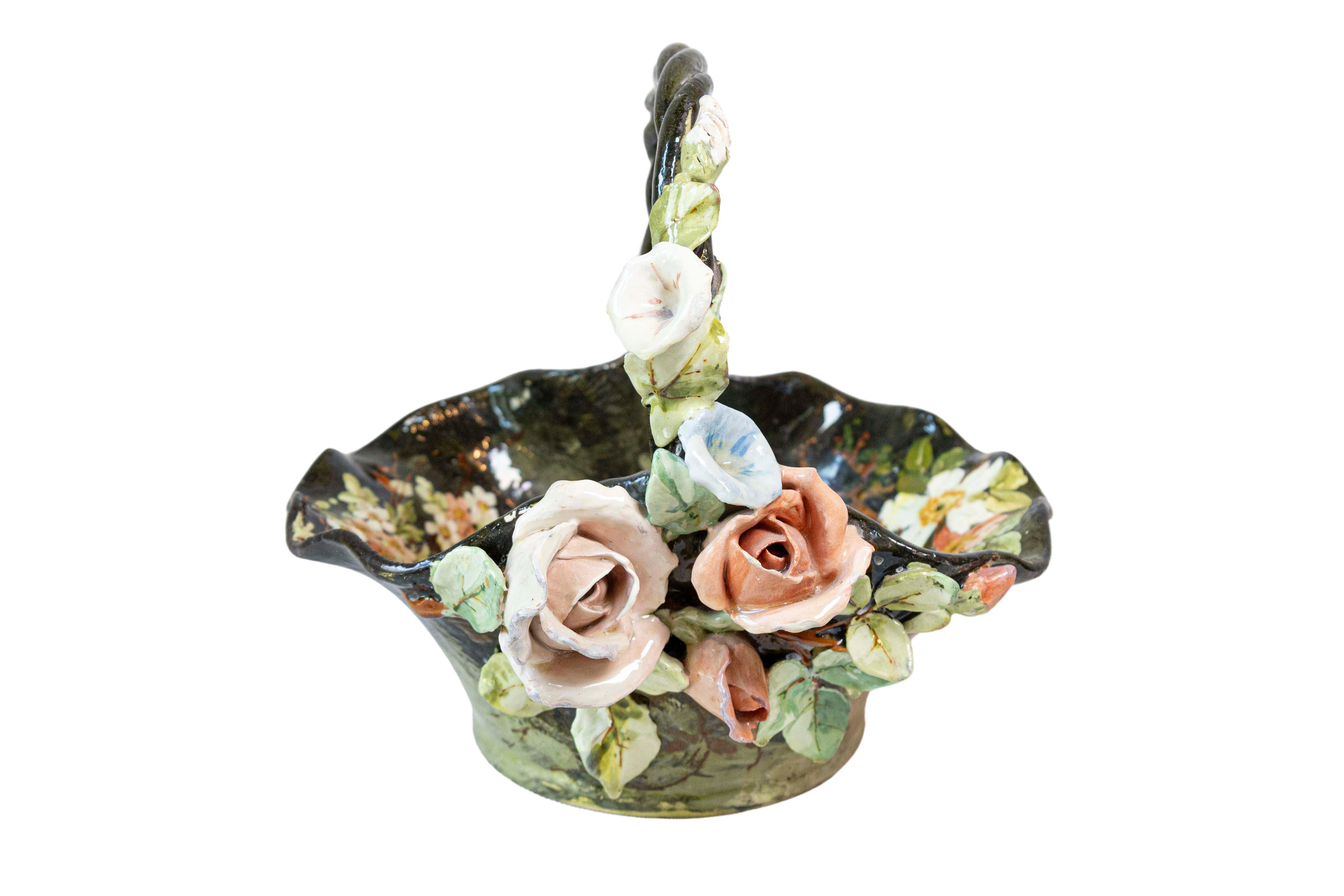 Cesta Jardinera de Barbotina Francesa del Siglo XIX con Flores en Pastel en Alto Relieve