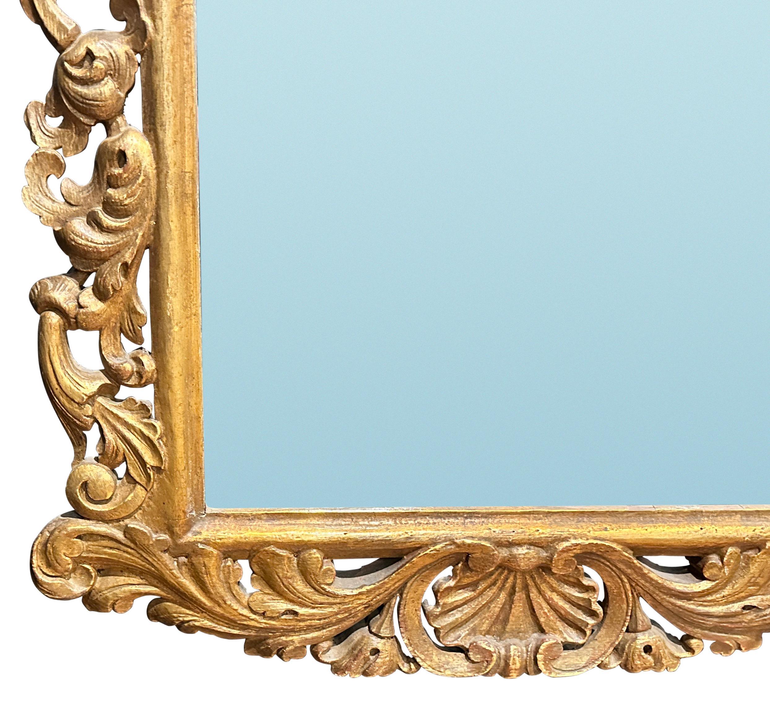 Français Miroir baroque français du 19ème siècle avec griffons ailés en vente