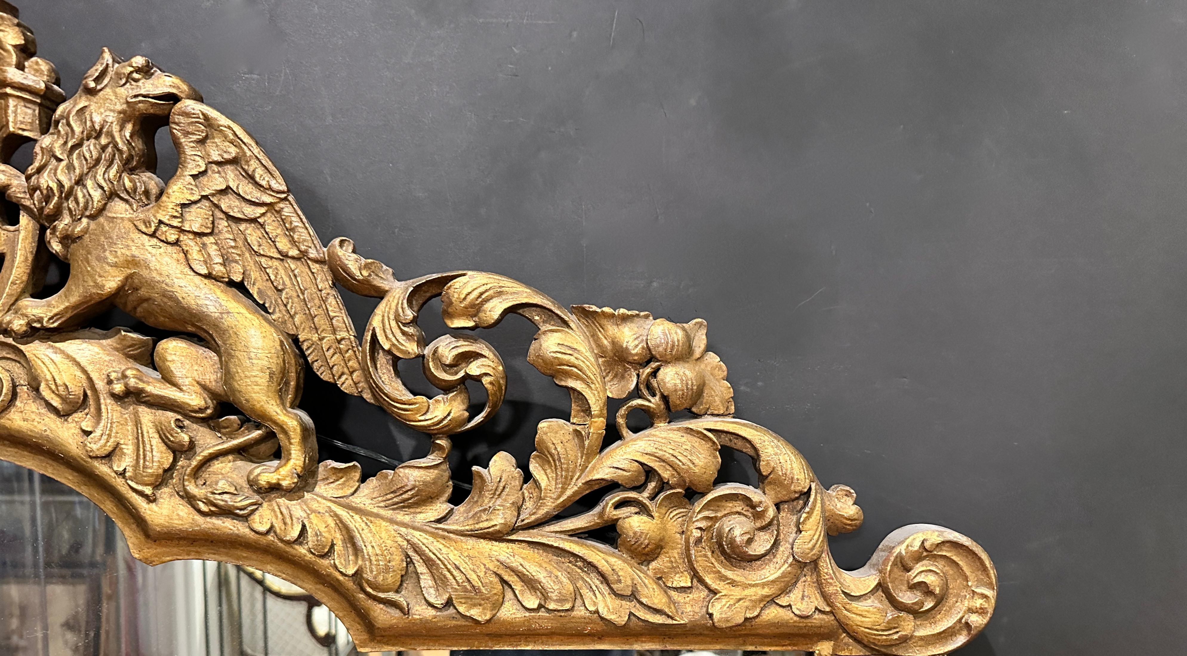 Sculpté à la main Miroir baroque français du 19ème siècle avec griffons ailés en vente