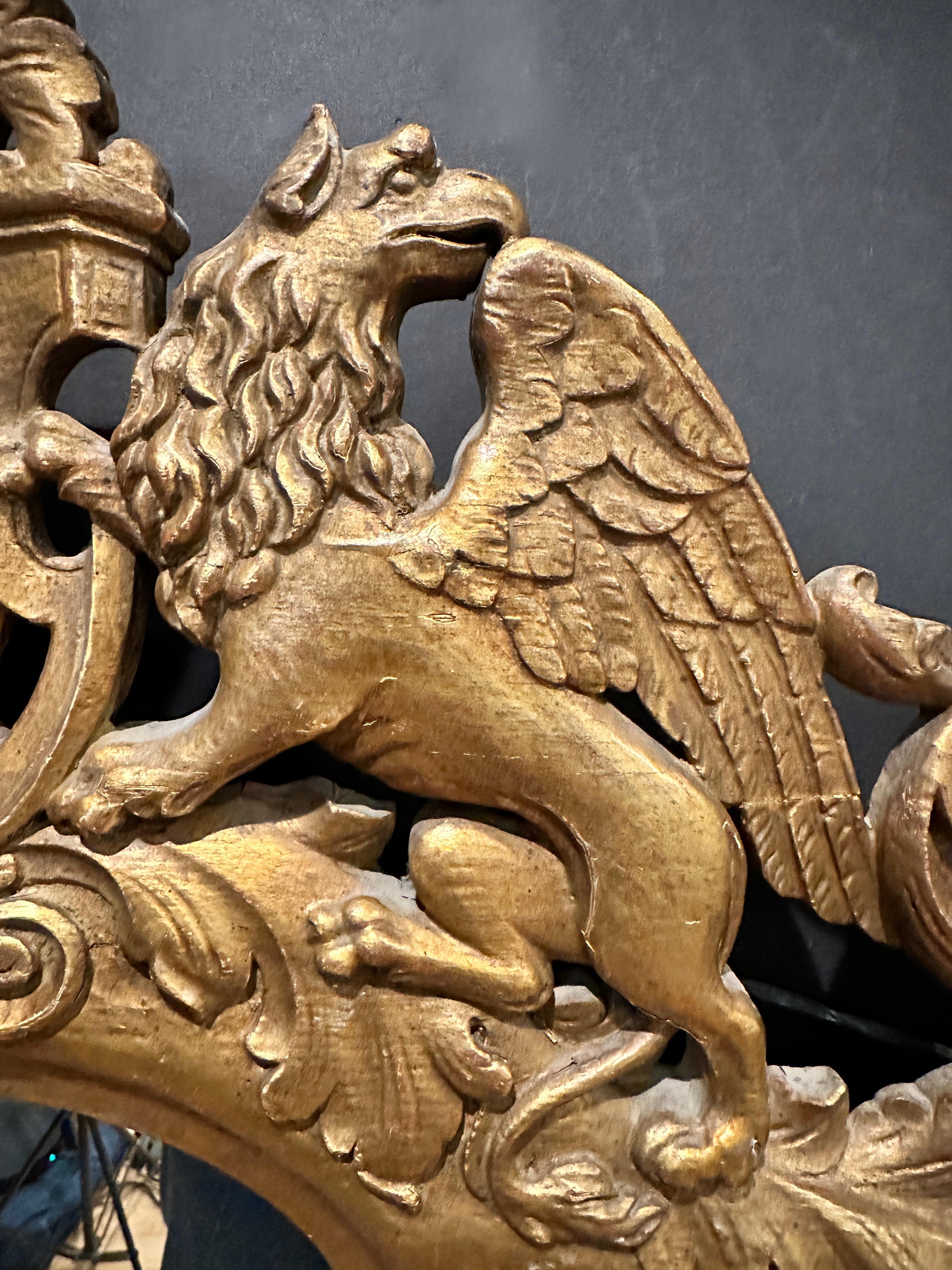 XIXe siècle Miroir baroque français du 19ème siècle avec griffons ailés en vente