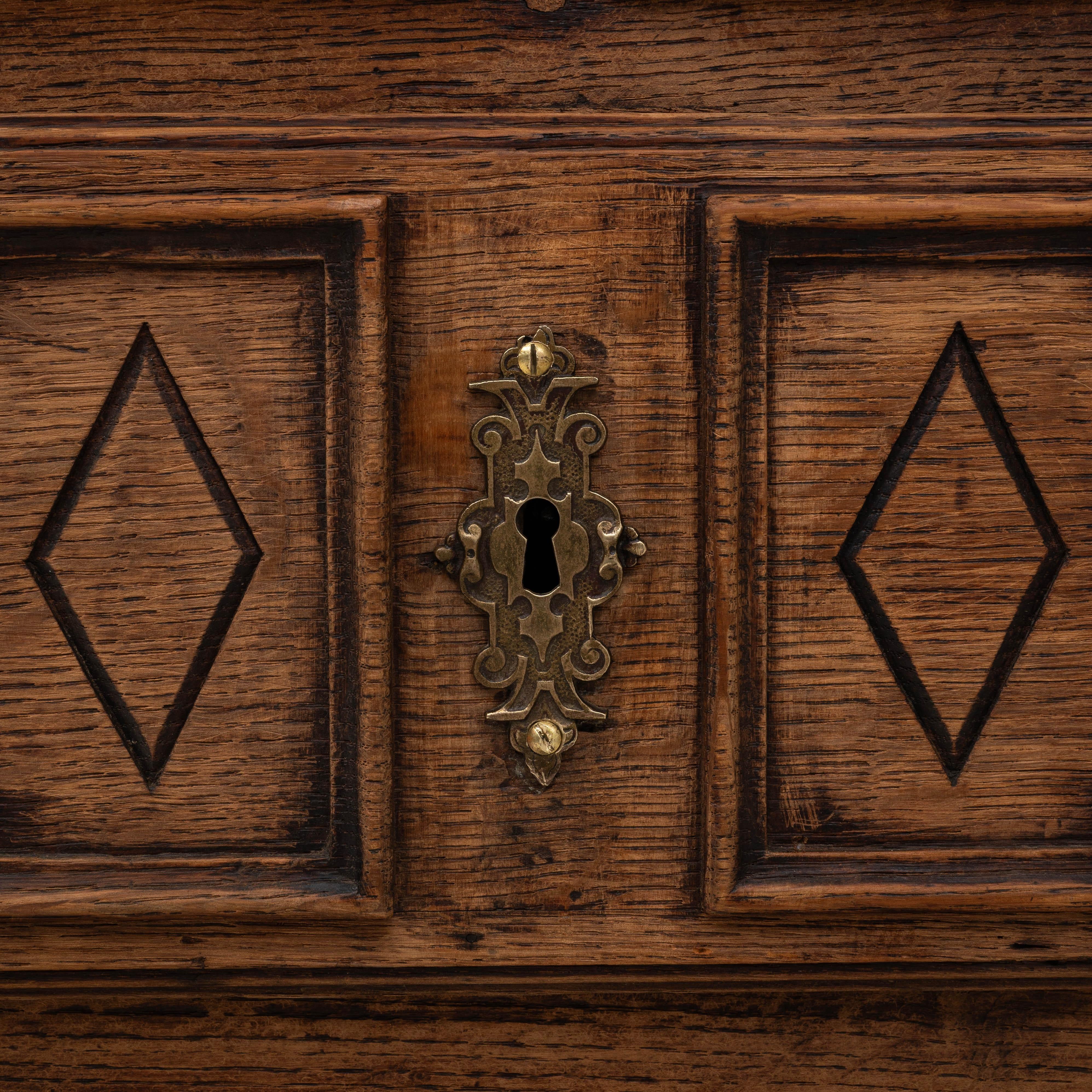 Französische Barockkommode aus Eiche des 19. im Angebot 7