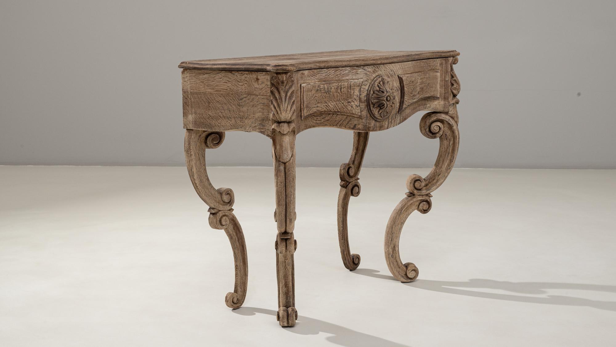 Esta consola francesa del Renacimiento Barroco del siglo XIX muestra una artesanía excepcional y detalles ricamente esculpidos, que encarnan el carácter ornamentado de la época. El marco de madera tallada presenta volutas fluidas, curvas