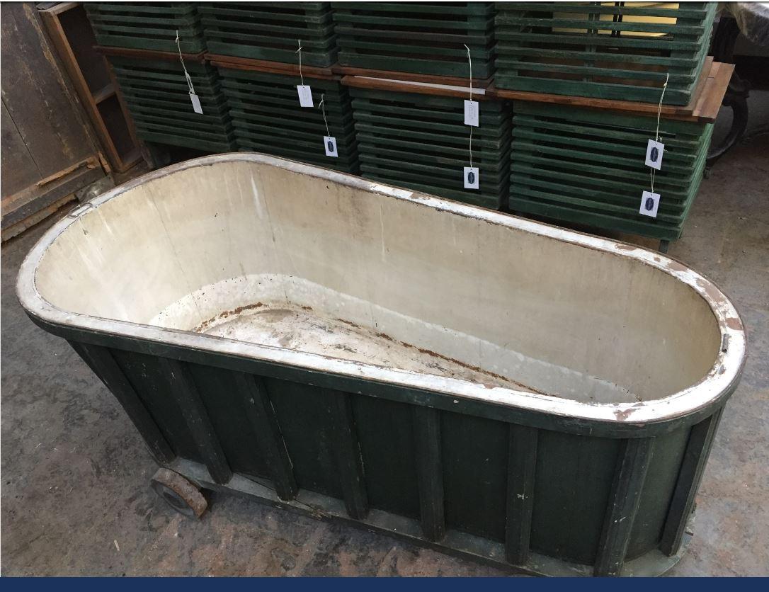 Lacquered 19th Century French Bath Tub Covered with Green Painted Wood Panel, 1890s For Sale