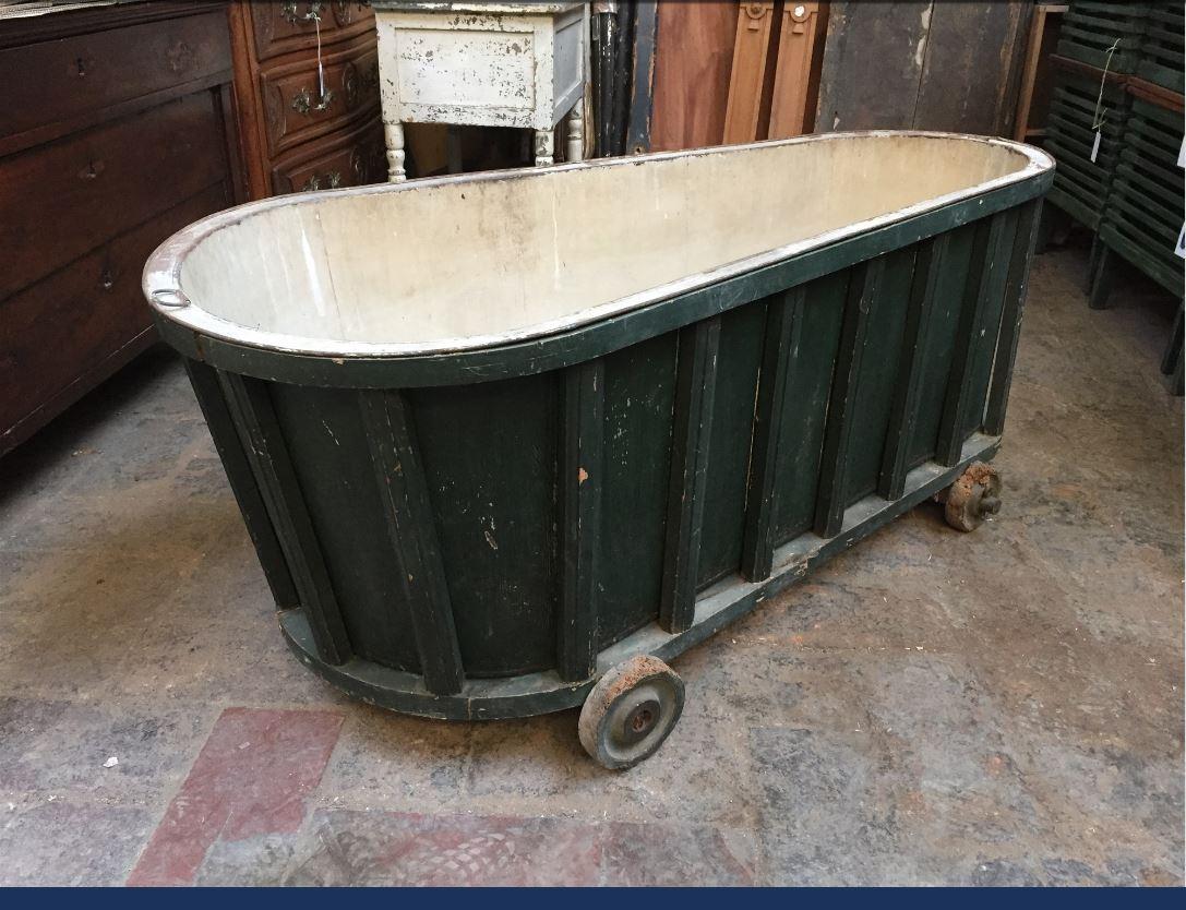 Iron 19th Century French Bath Tub Covered with Green Painted Wood Panel, 1890s For Sale