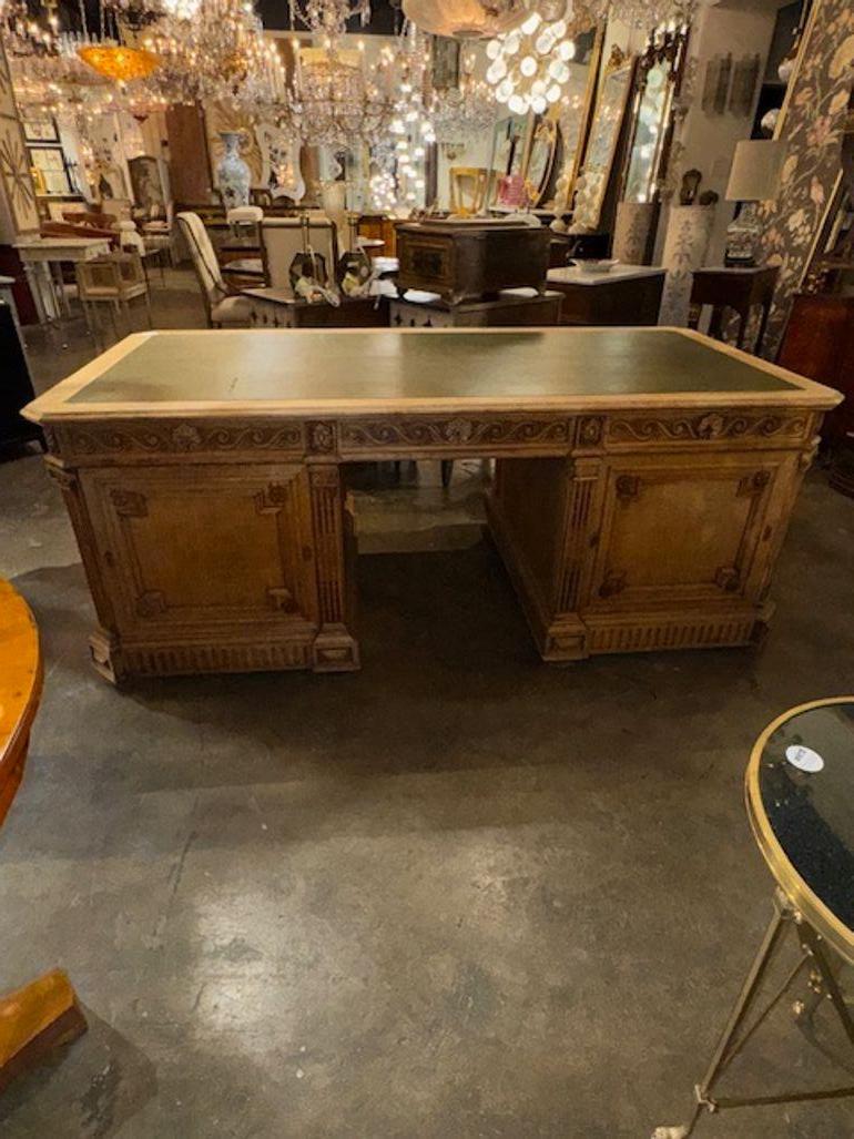 Questa scrivania francese del XIX secolo è un pezzo d'arredamento straordinario che farebbe un'ottima aggiunta a una casa raffinata. La scrivania è realizzata in quercia sbiancata e presenta un bellissimo stile di transizione che si adatta a